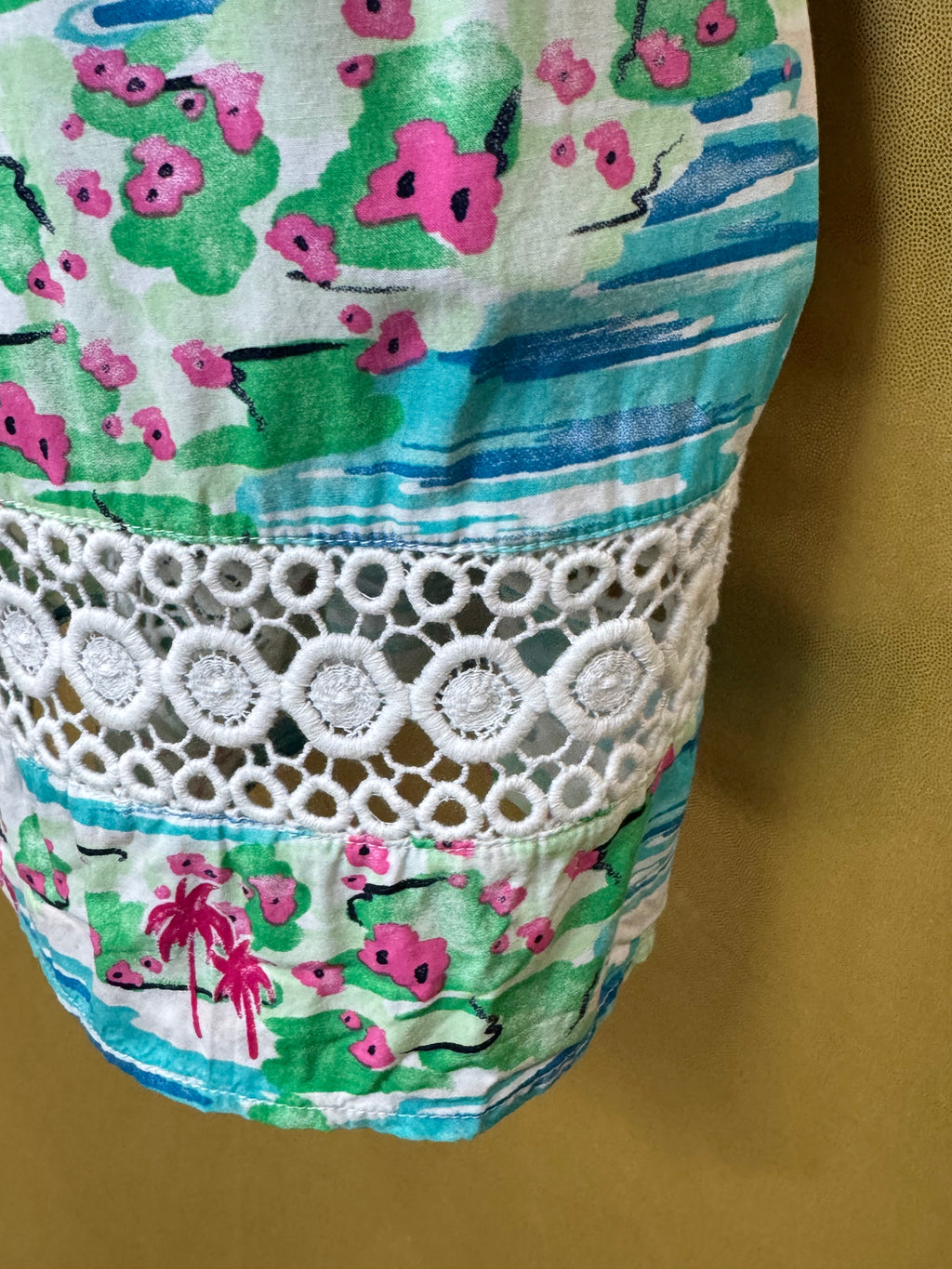 Crown & Ivy Tropical Coastal Sleeveless Blouse - Size Small ✨