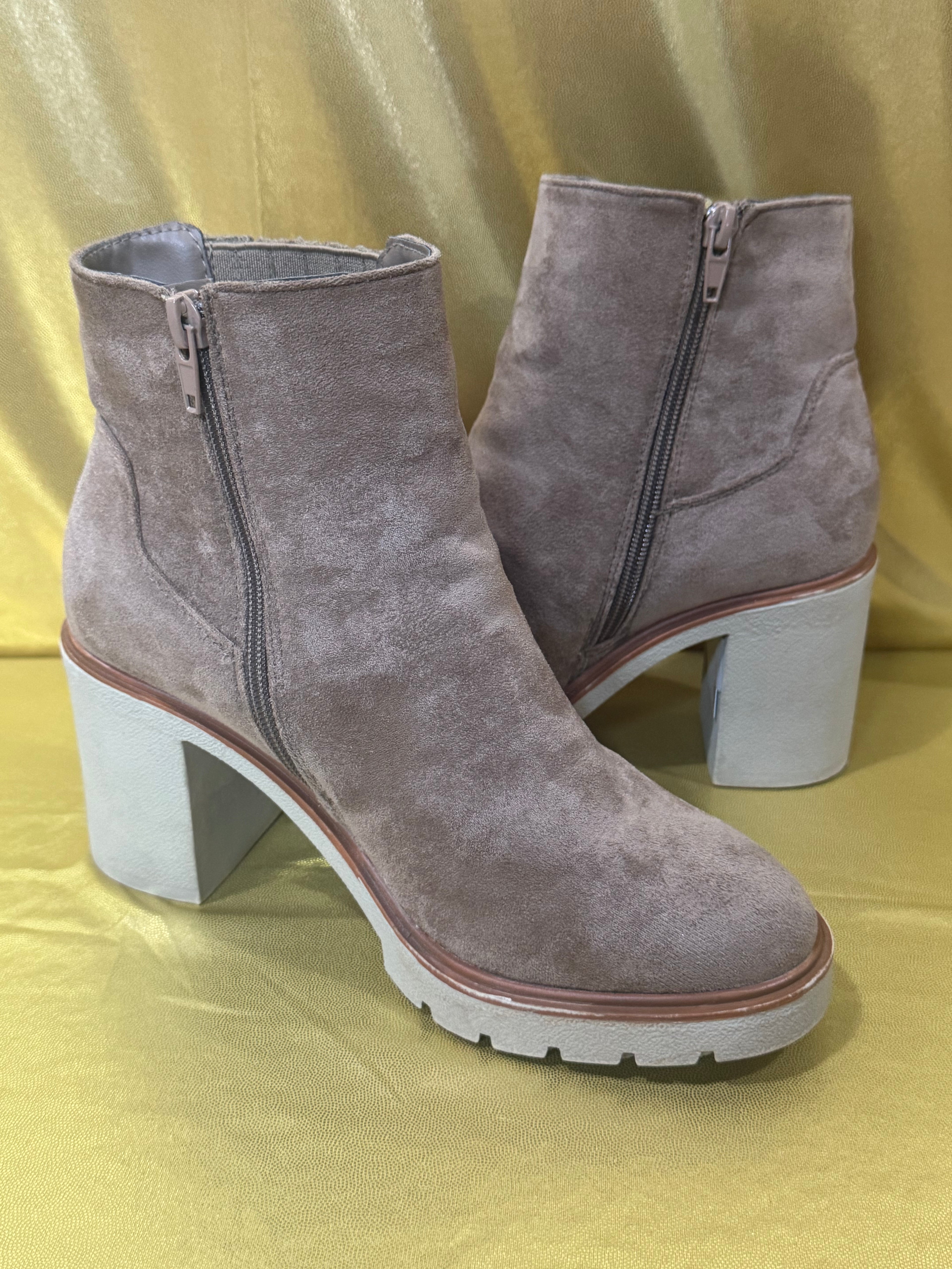 Universal Thread Suede Chunky Block Heel Ankle Boots Size 6