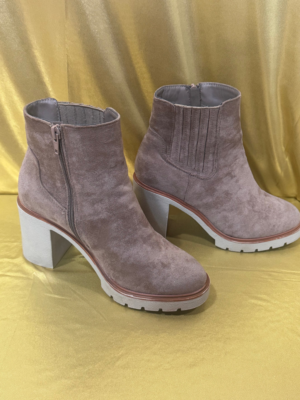 Universal Thread Suede Chunky Block Heel Ankle Boots Size 6