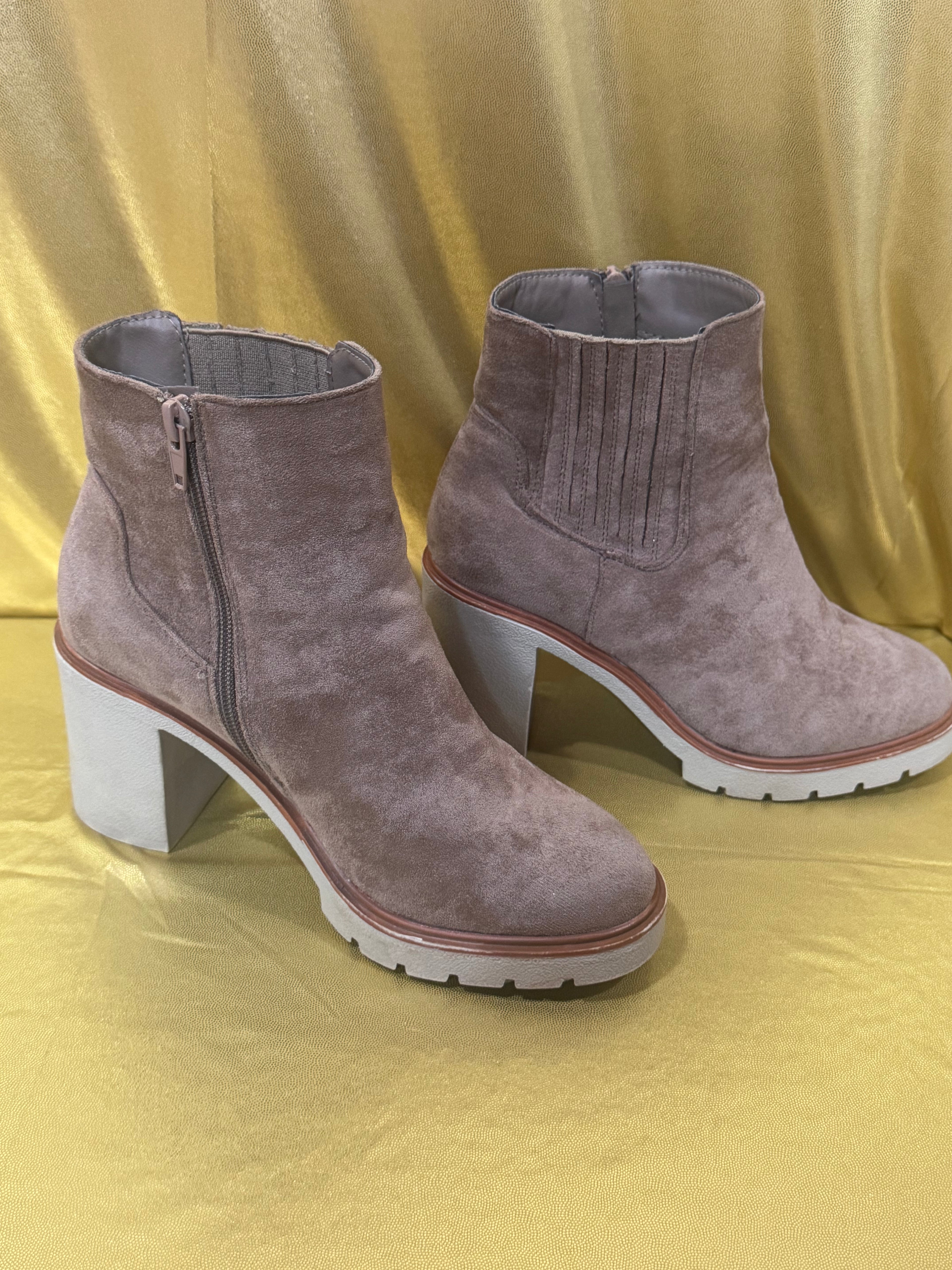 Universal Thread Suede Chunky Block Heel Ankle Boots Size 6