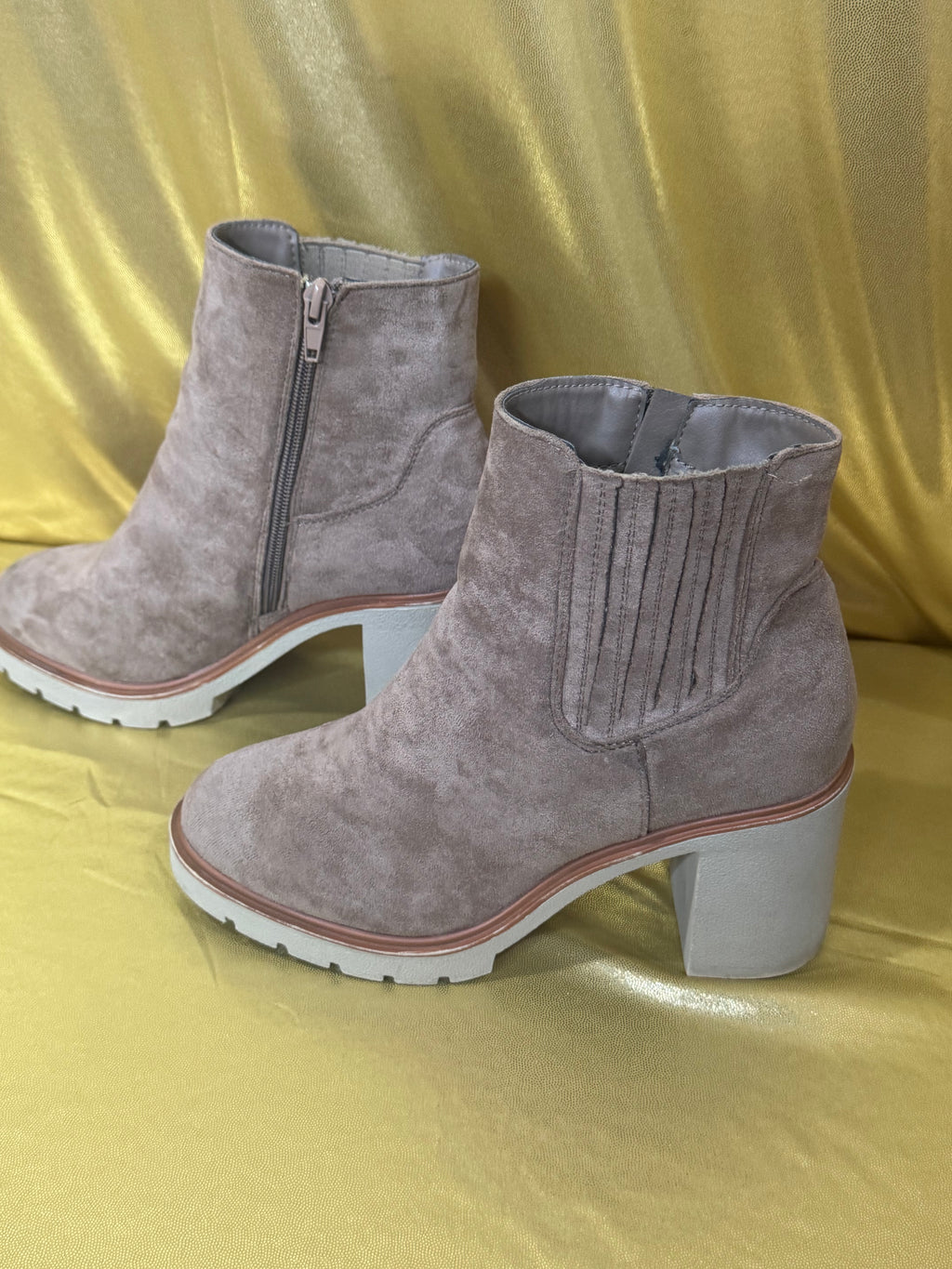 Universal Thread Suede Chunky Block Heel Ankle Boots Size 6