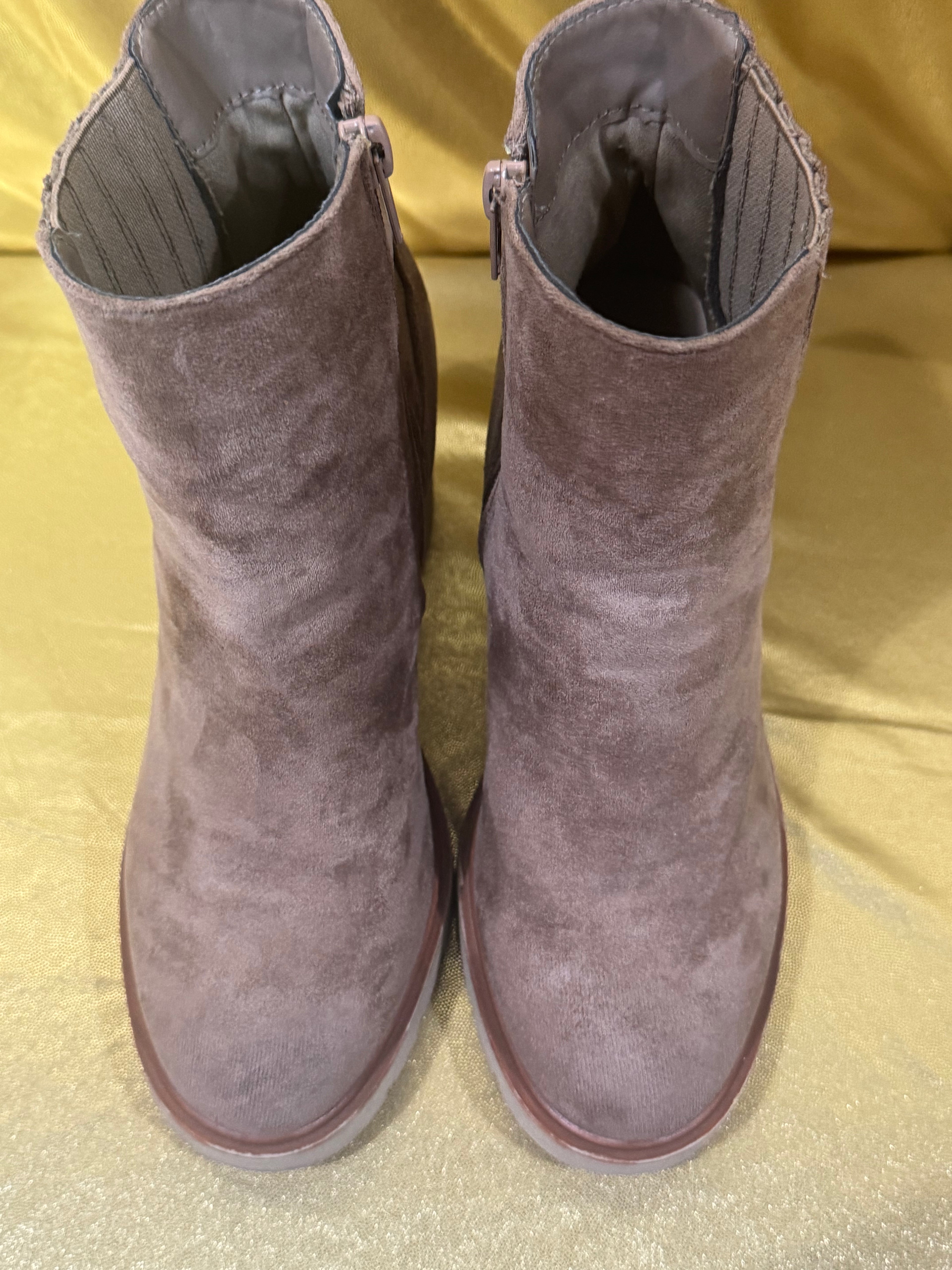 Universal Thread Suede Chunky Block Heel Ankle Boots Size 6