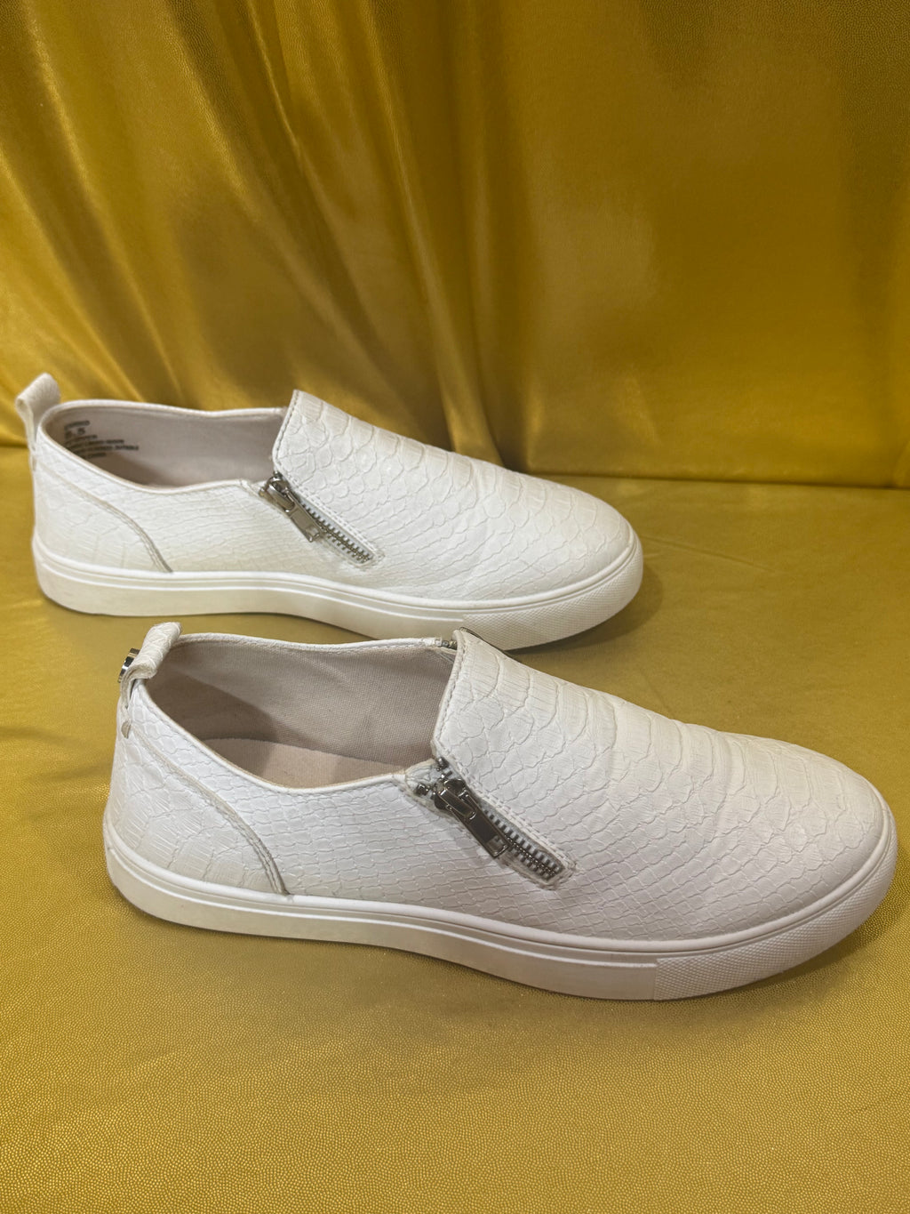 ✨ Steve Madden "Enriko" White Textured Slip-On Sneakers - Size 8.5 ✨