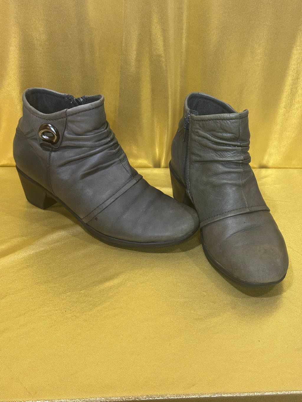 Earth Origins 'Mallory' Gray Leather Ruched Ankle Boots | Women's Size 5