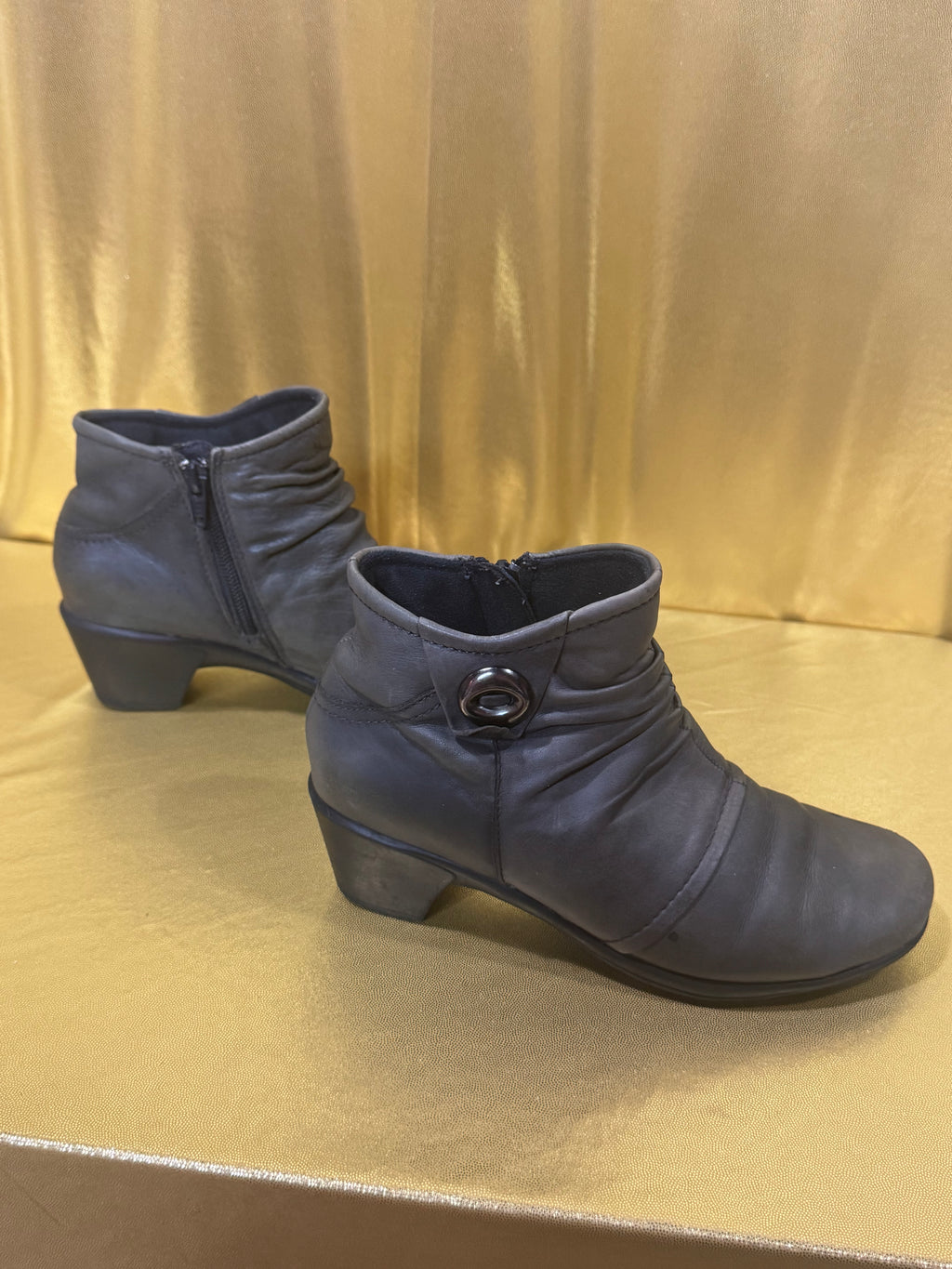Earth Origins 'Mallory' Gray Leather Ruched Ankle Boots | Women's Size 5