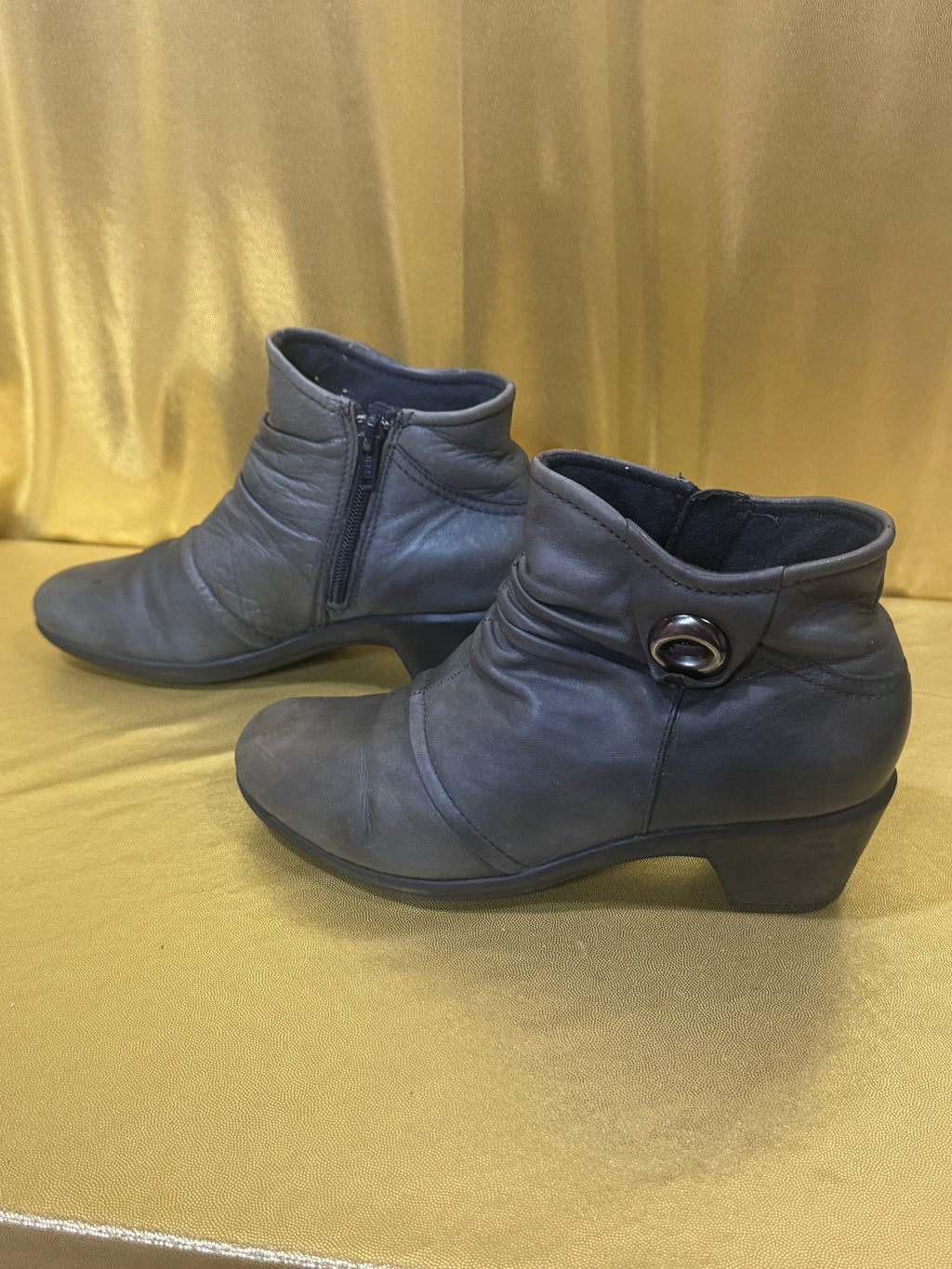 Earth Origins 'Mallory' Gray Leather Ruched Ankle Boots | Women's Size 5