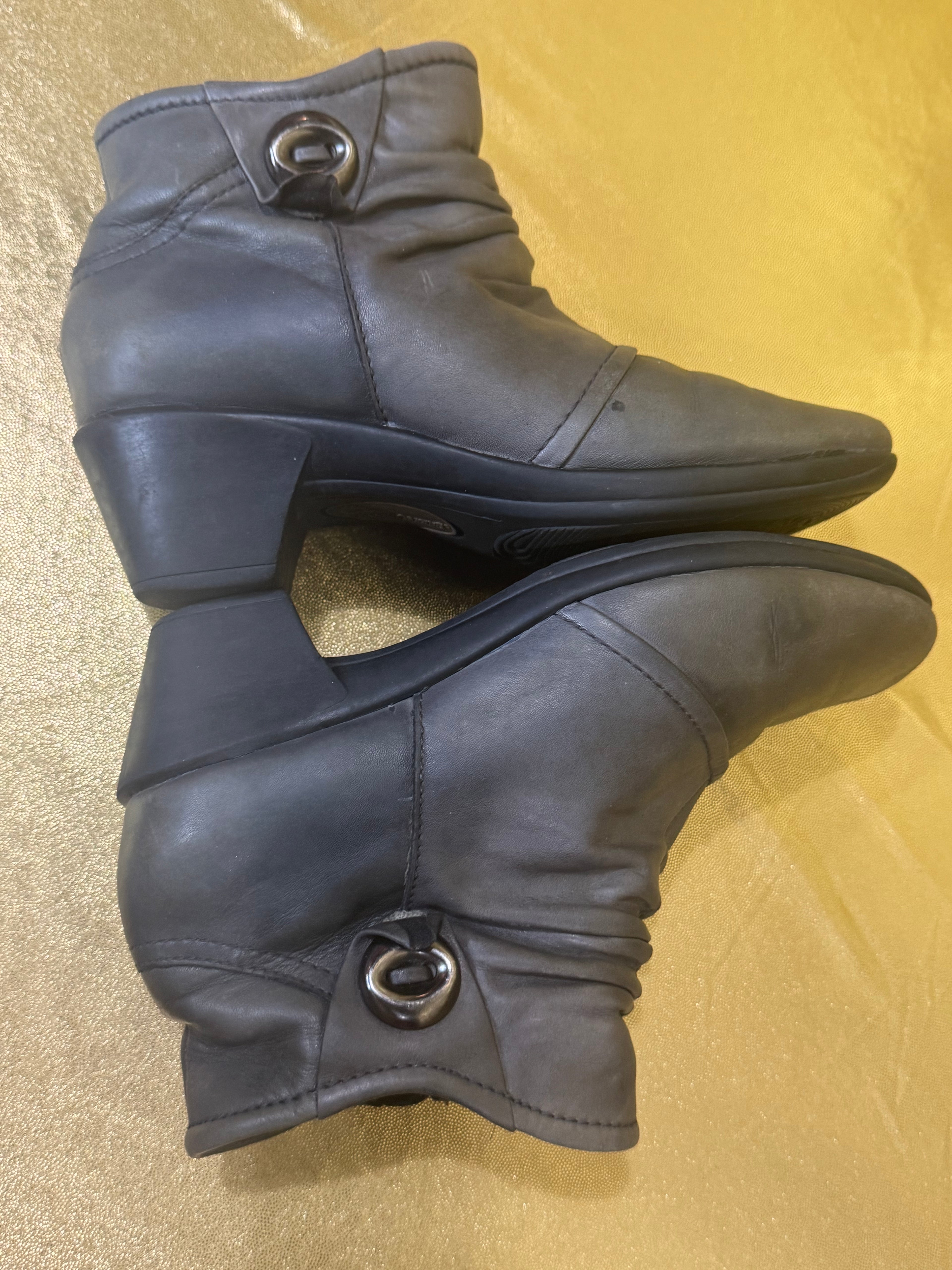 Earth Origins 'Mallory' Gray Leather Ruched Ankle Boots | Women's Size 5