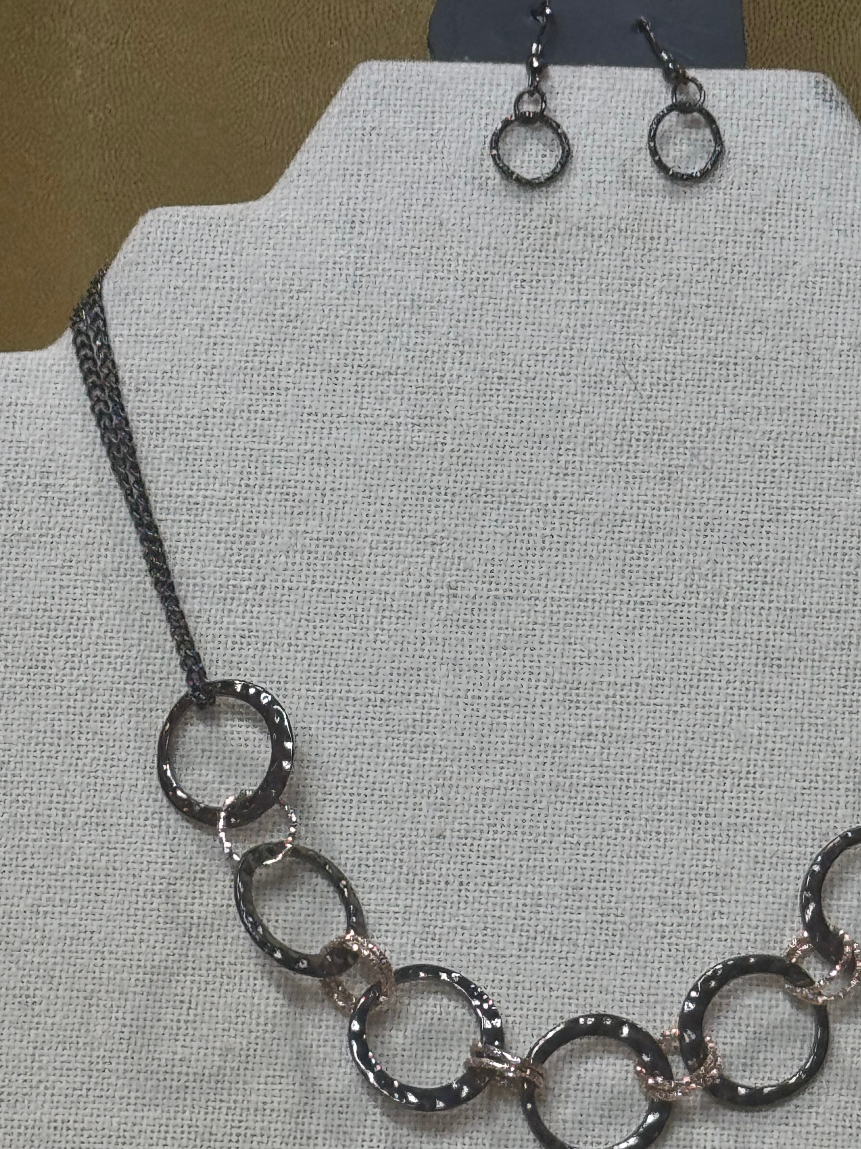 Paparazzi "Progressively Vogue" Gunmetal & Gold Interlocking Hoop Necklace Set ✨