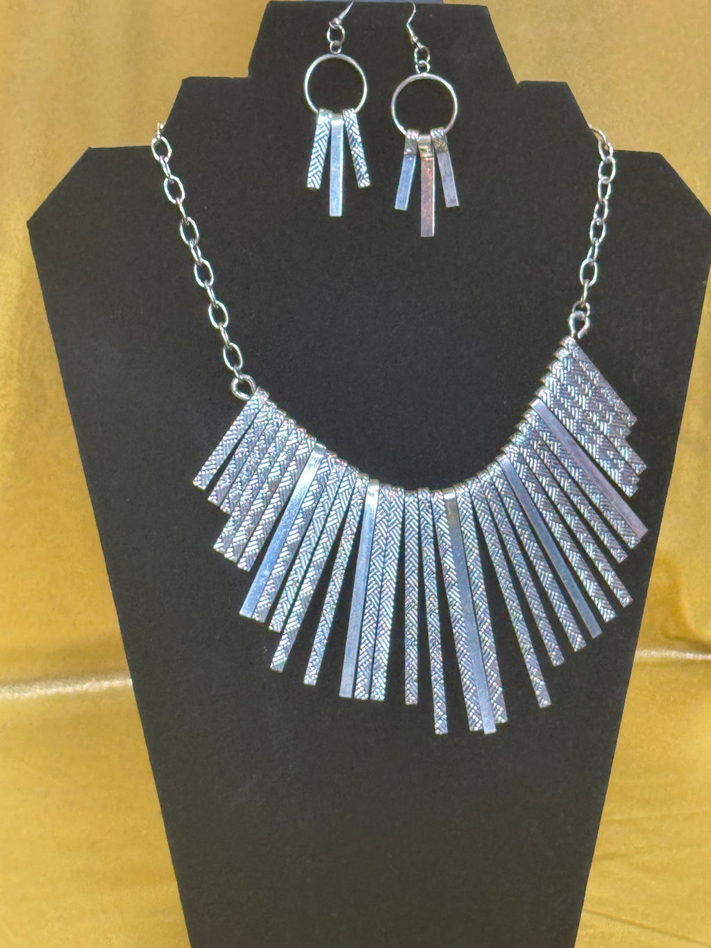 Paparazzi "Welcome to the Pack" Silver Fringe Statement Necklace & Earring Set – NWT