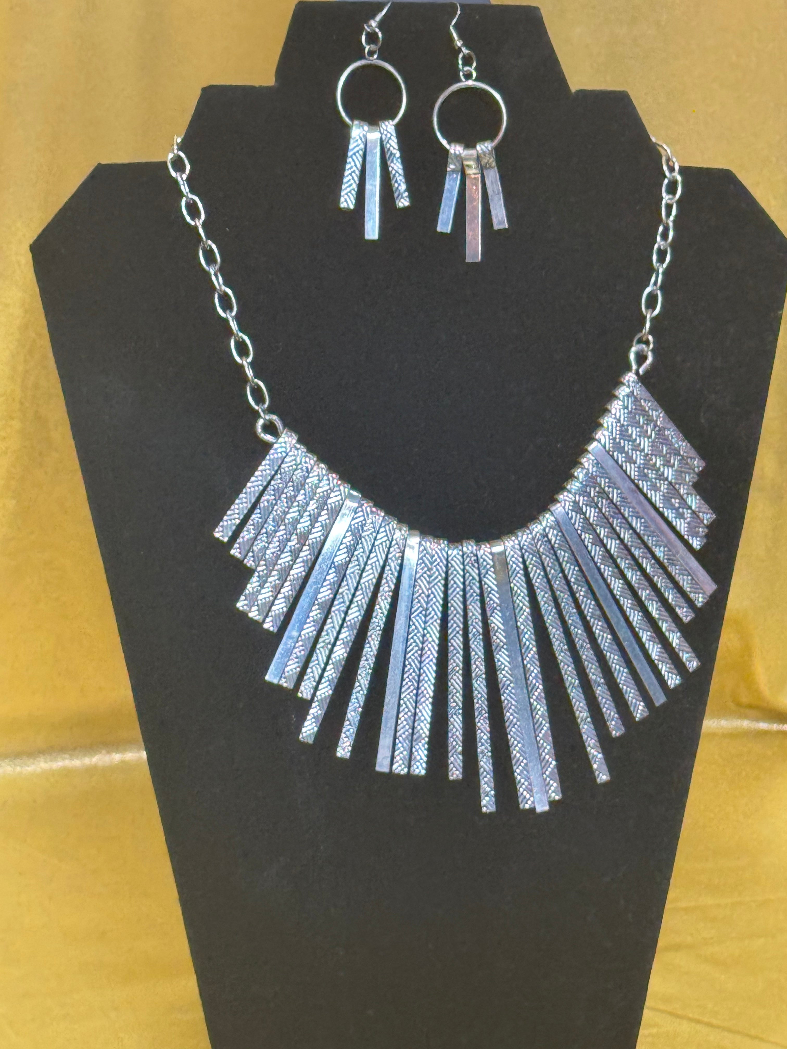 Paparazzi "Welcome to the Pack" Silver Fringe Statement Necklace & Earring Set – NWT