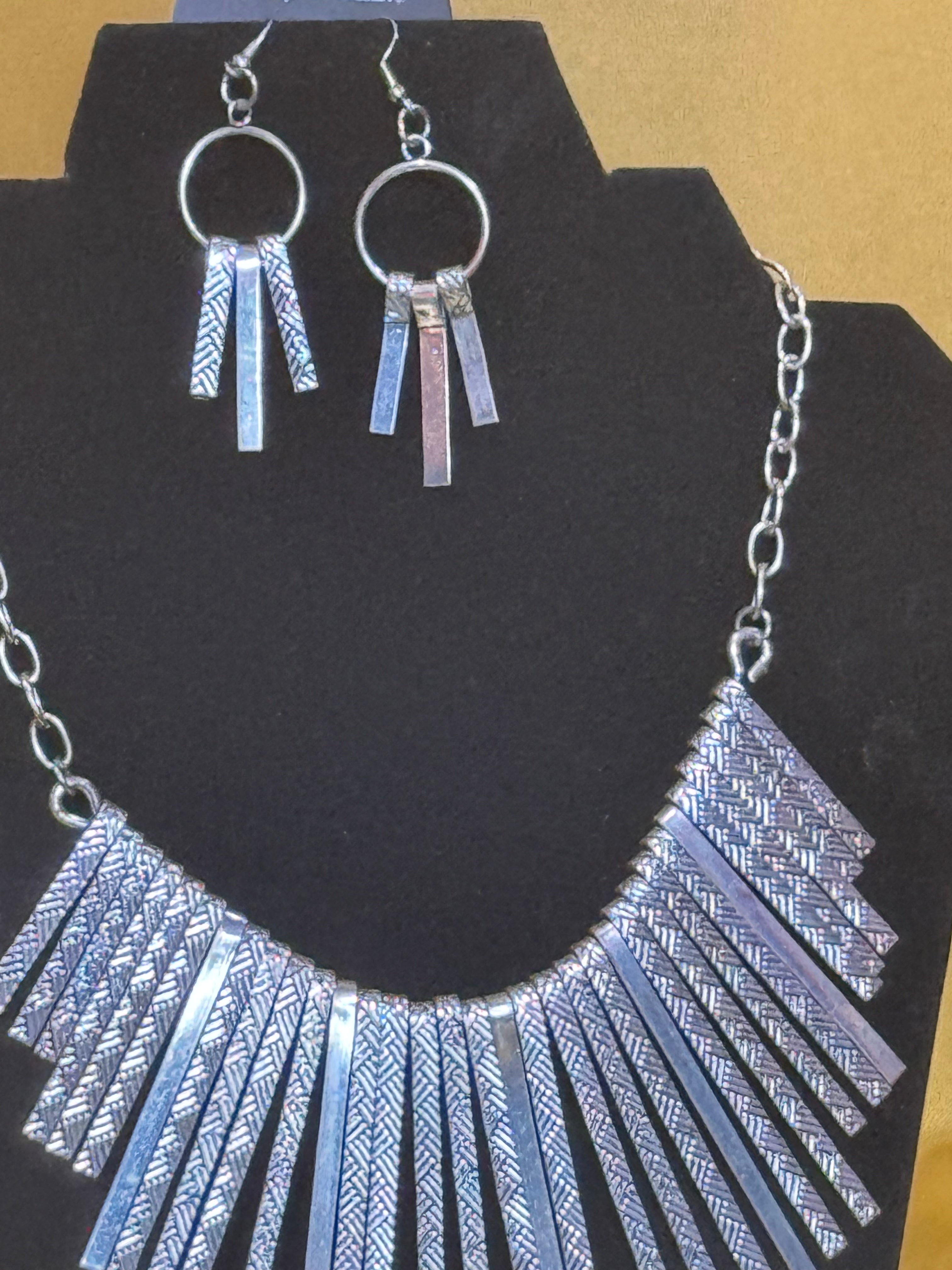 Paparazzi "Welcome to the Pack" Silver Fringe Statement Necklace & Earring Set – NWT