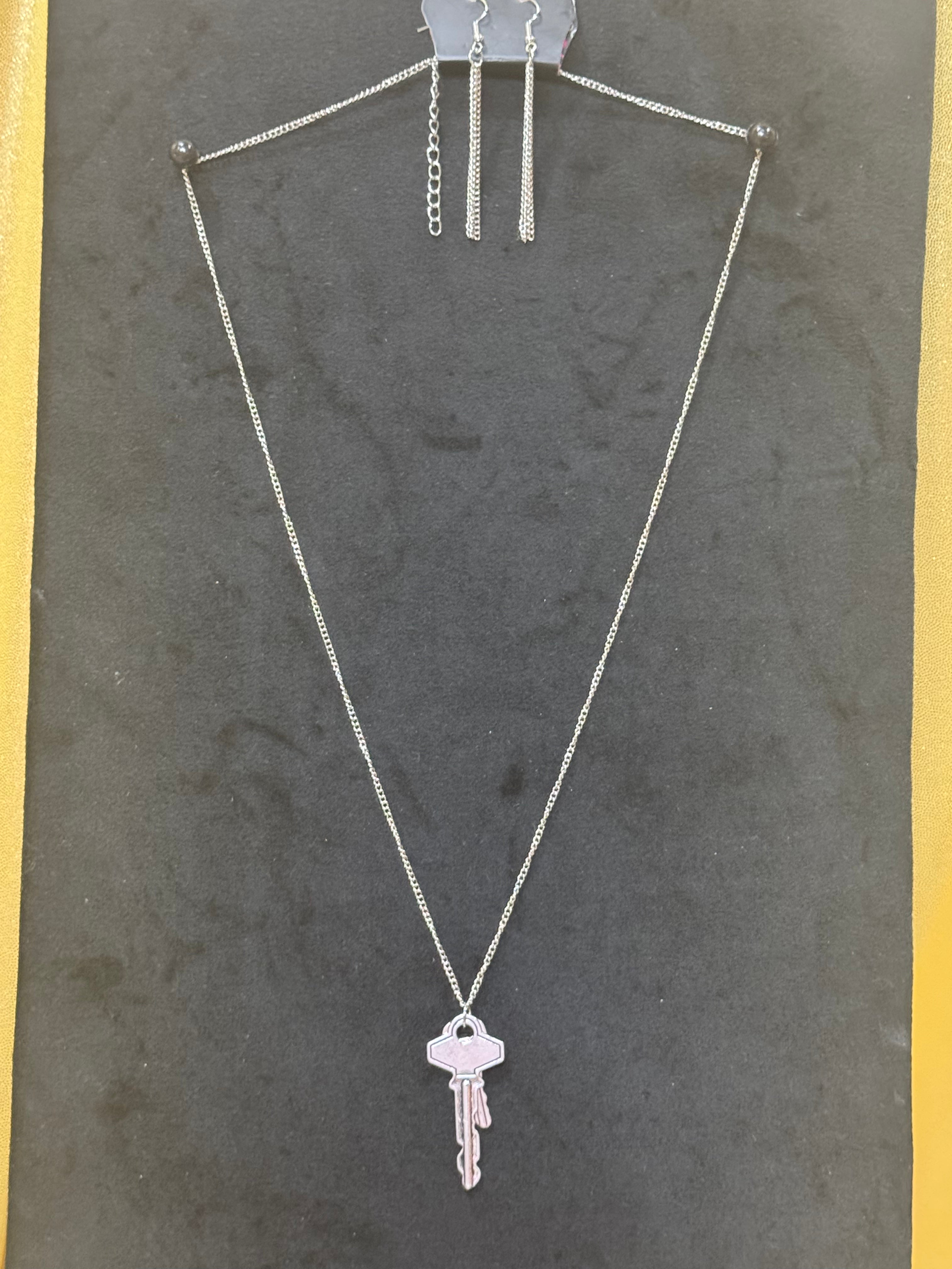 NWT Paparazzi "The Keynoter" Silver Key Pendant Necklace & Matching Earrings Set