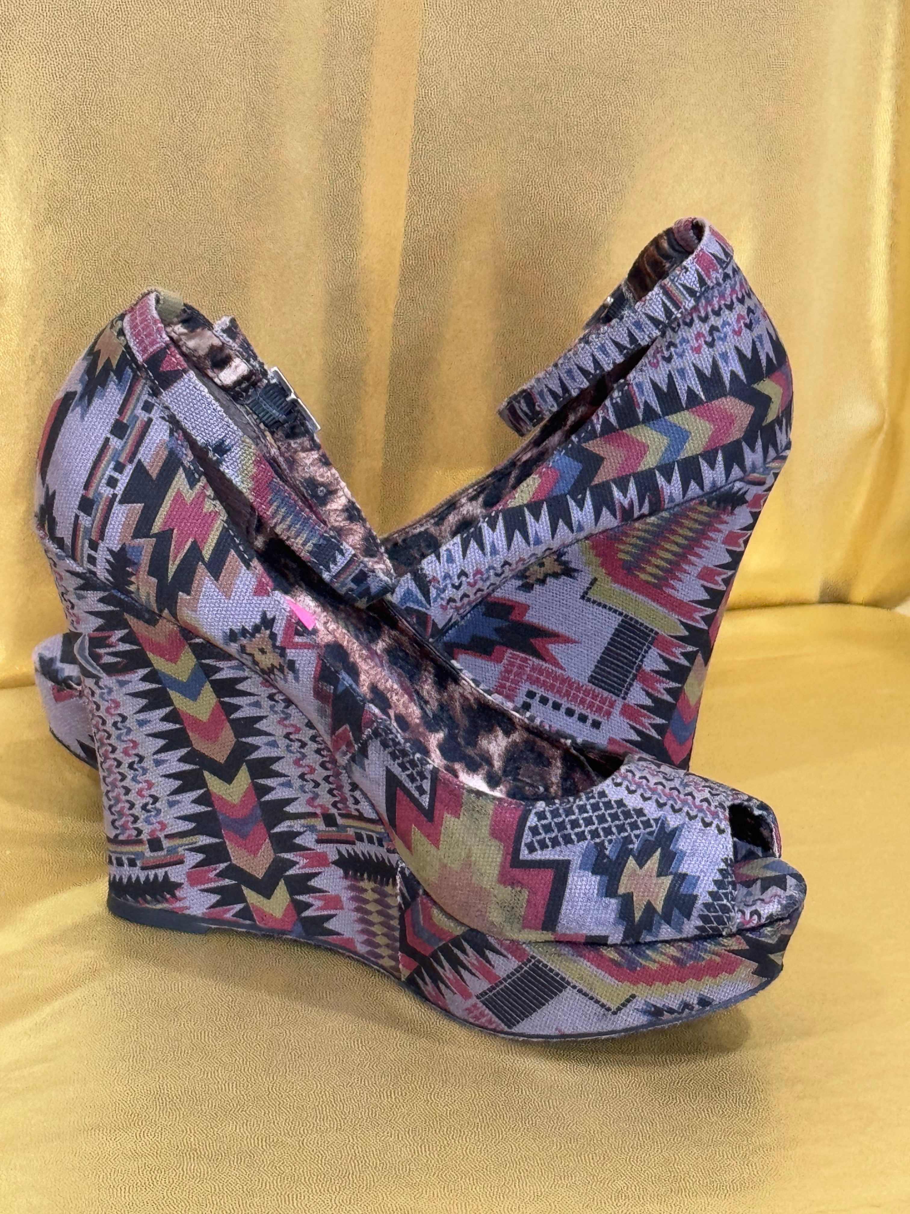 Betsey Johnson Minzie Tribal Aztec Wedge Sandals Peep Toe Size 8M NWOB