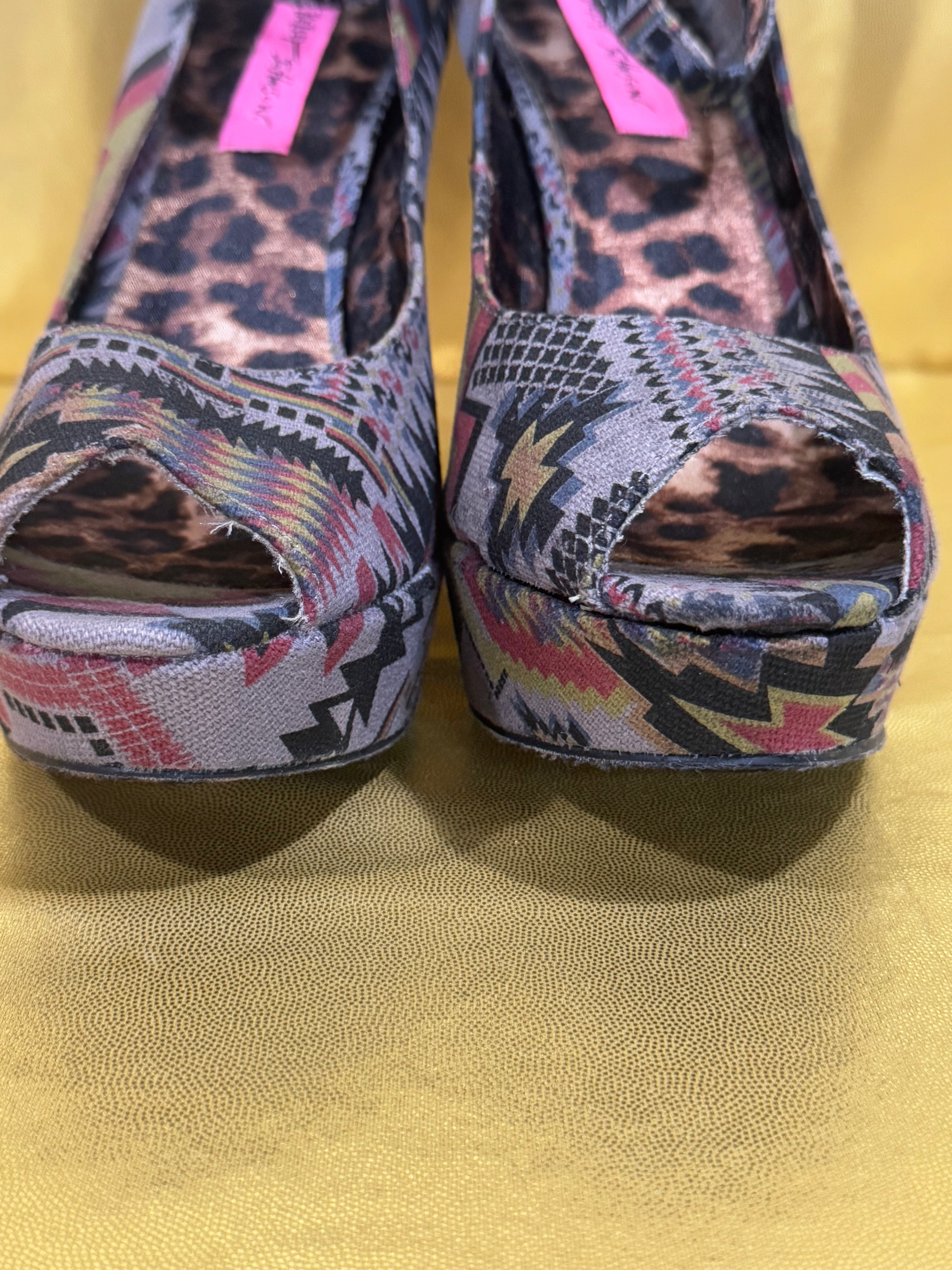 Betsey Johnson Minzie Tribal Aztec Wedge Sandals Peep Toe Size 8M NWOB