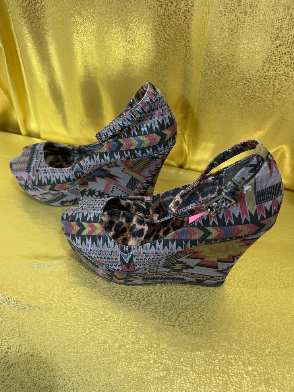 Betsey Johnson Minzie Tribal Aztec Wedge Sandals Peep Toe Size 8M NWOB