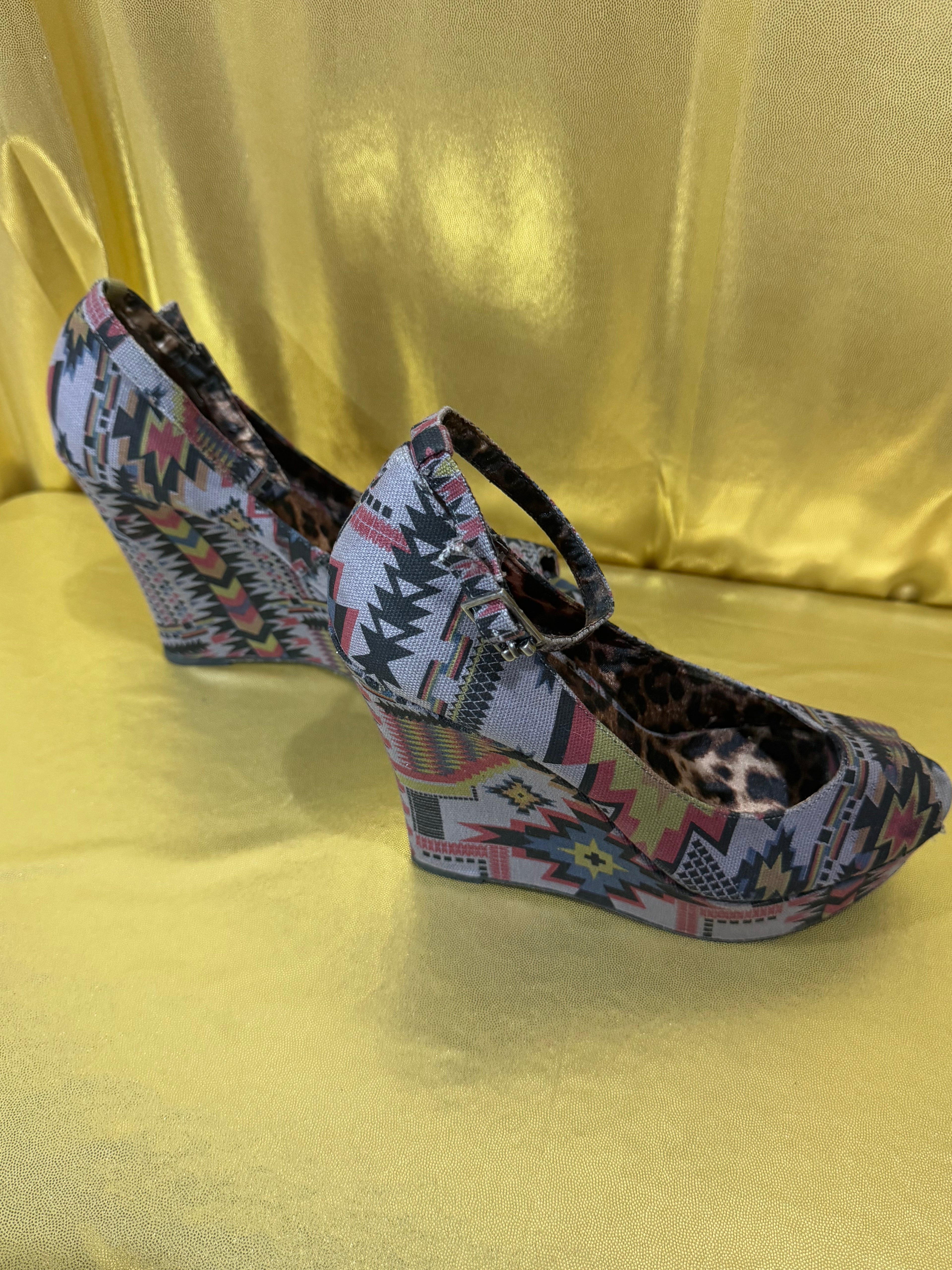 Betsey Johnson Minzie Tribal Aztec Wedge Sandals Peep Toe Size 8M NWOB