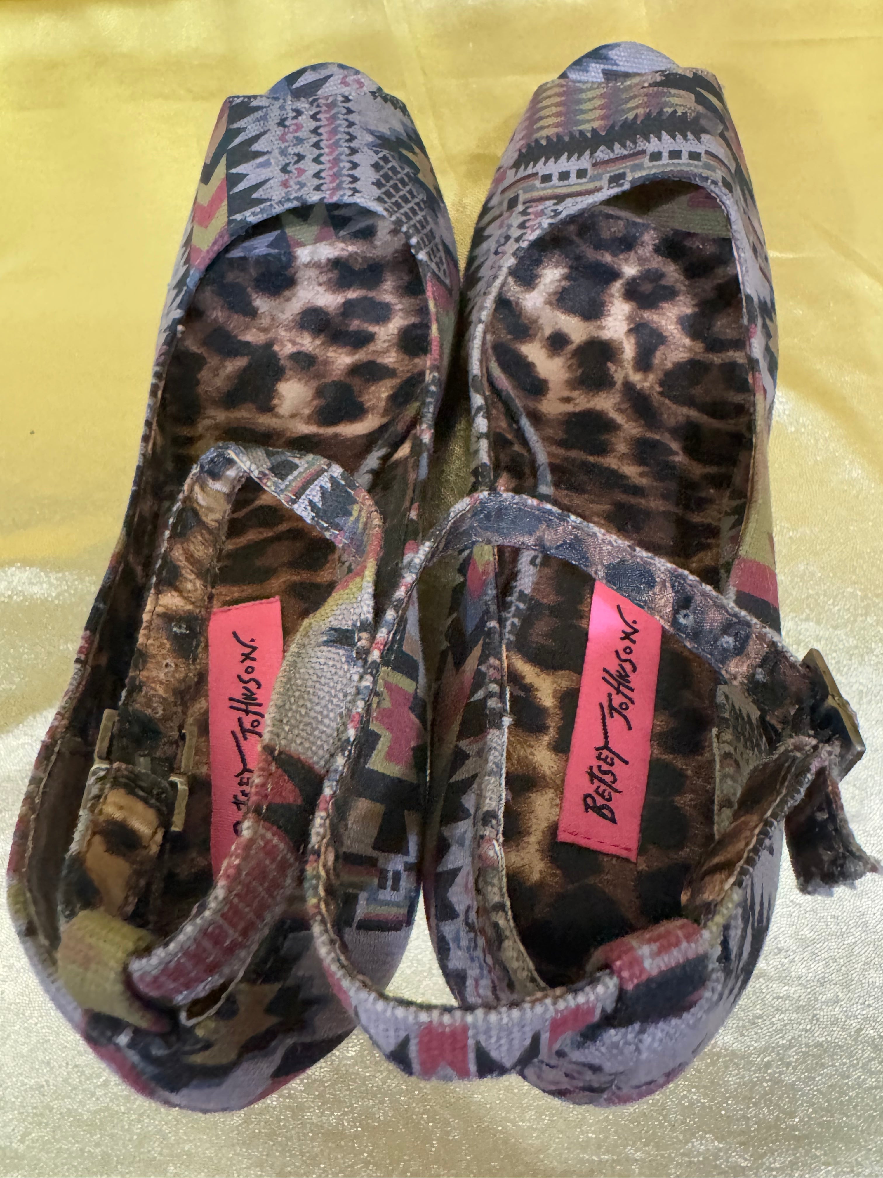 Betsey Johnson Minzie Tribal Aztec Wedge Sandals Peep Toe Size 8M NWOB