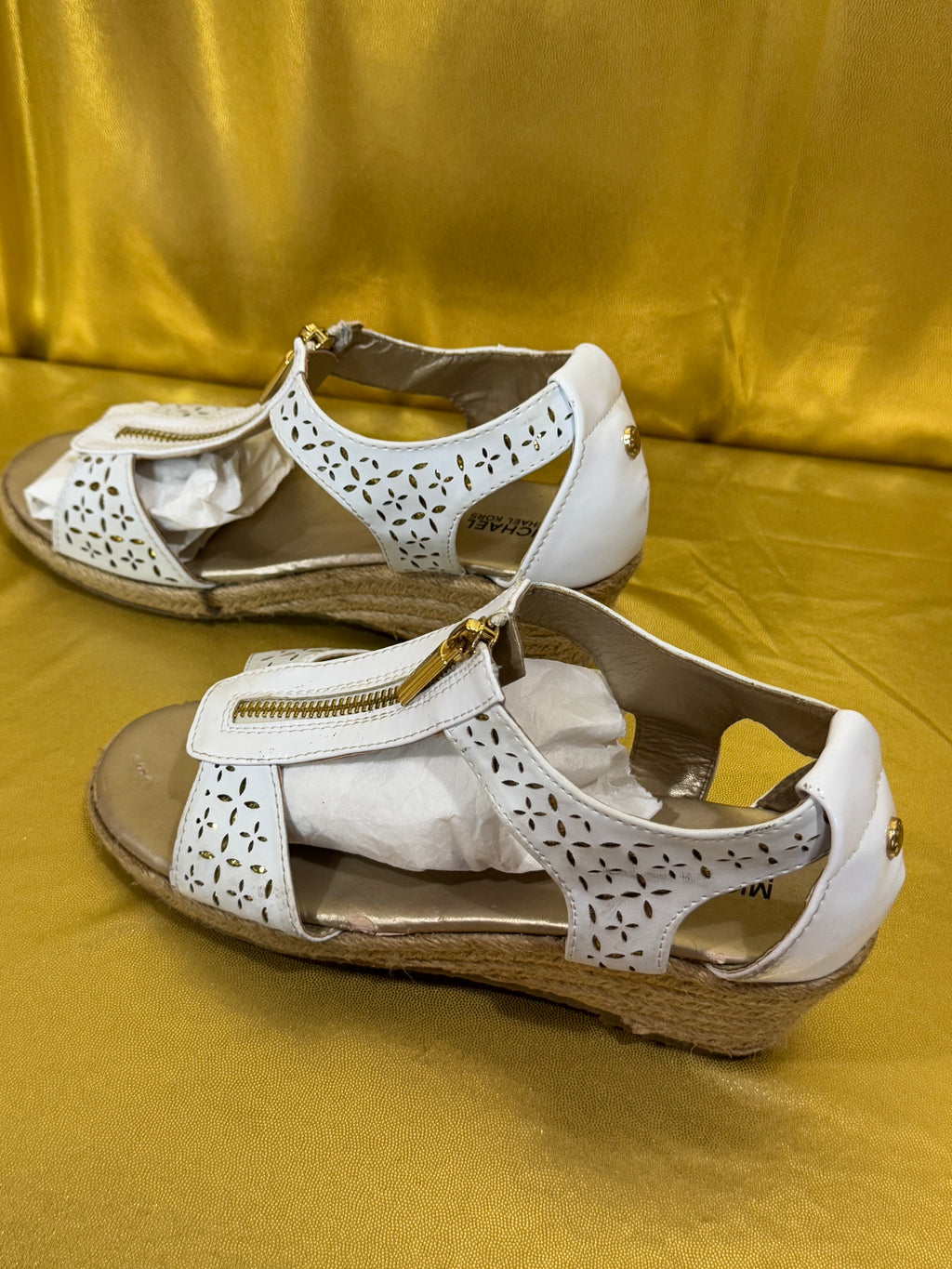 NWOB Michael Kors Berkley Laser-Cut Floral Wedge Sandals White Size 5