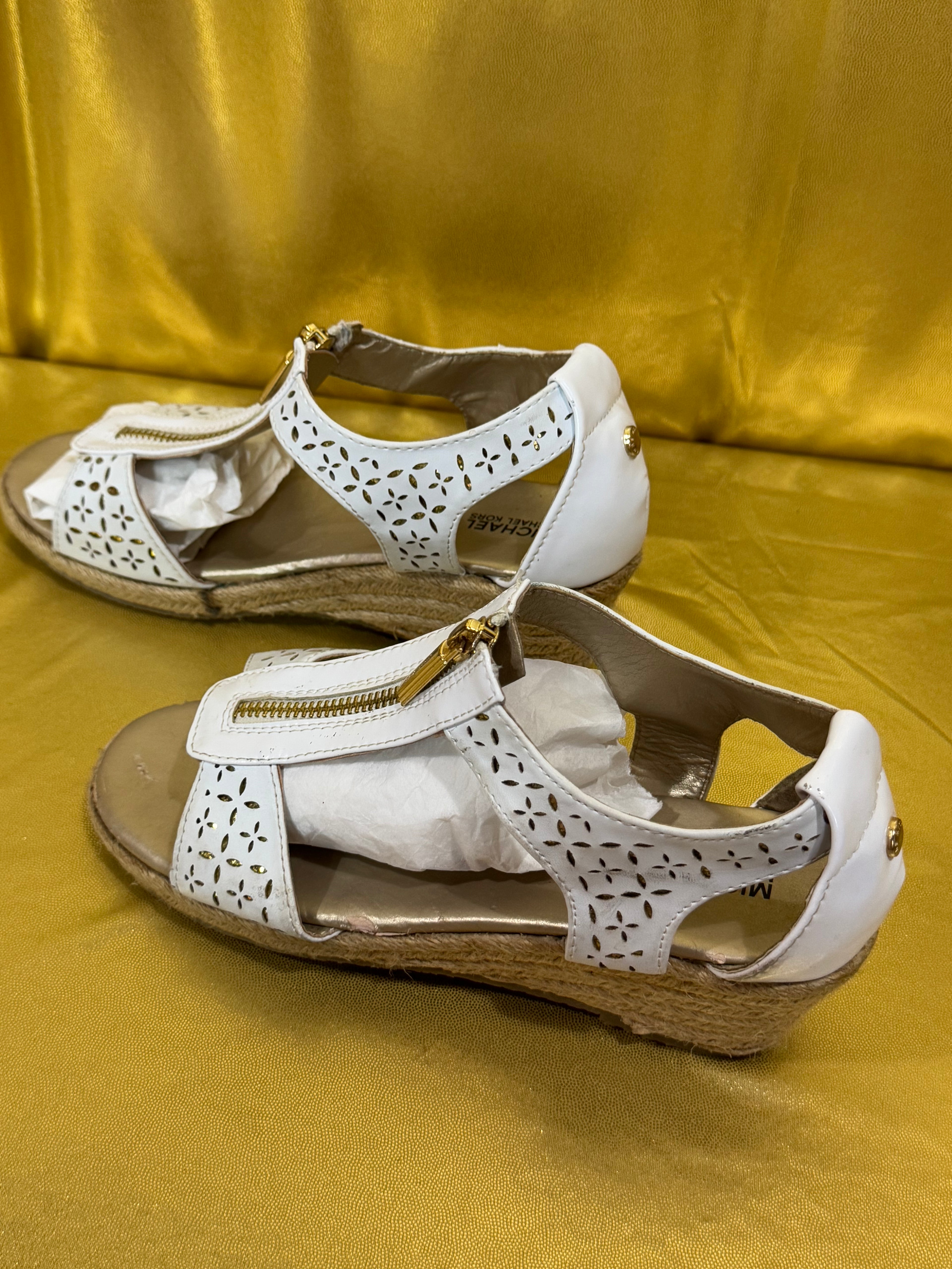 NWOB Michael Kors Berkley Laser-Cut Floral Wedge Sandals White Size 5
