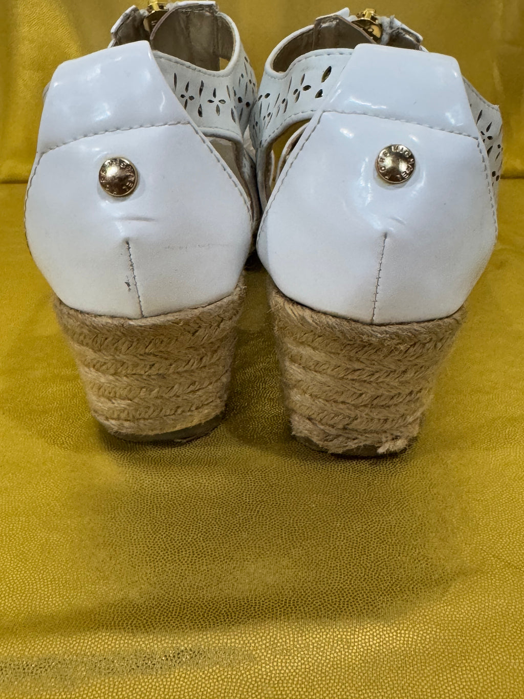 NWOB Michael Kors Berkley Laser-Cut Floral Wedge Sandals White Size 5