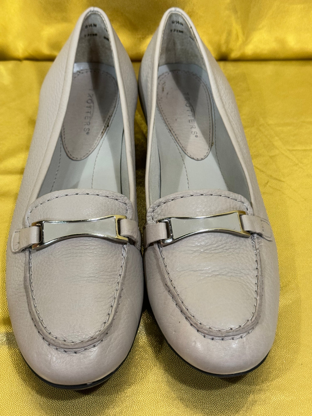 Trotters Reagan Beige Pebbled Leather Loafers Size 8.5 N New