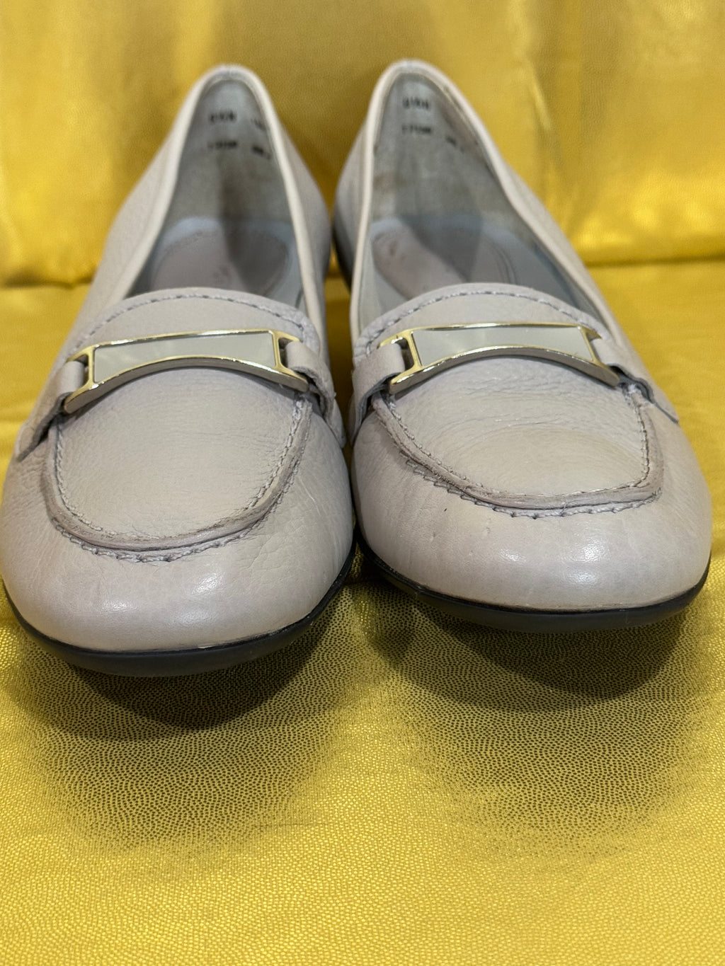 Trotters Reagan Beige Pebbled Leather Loafers Size 8.5 N New