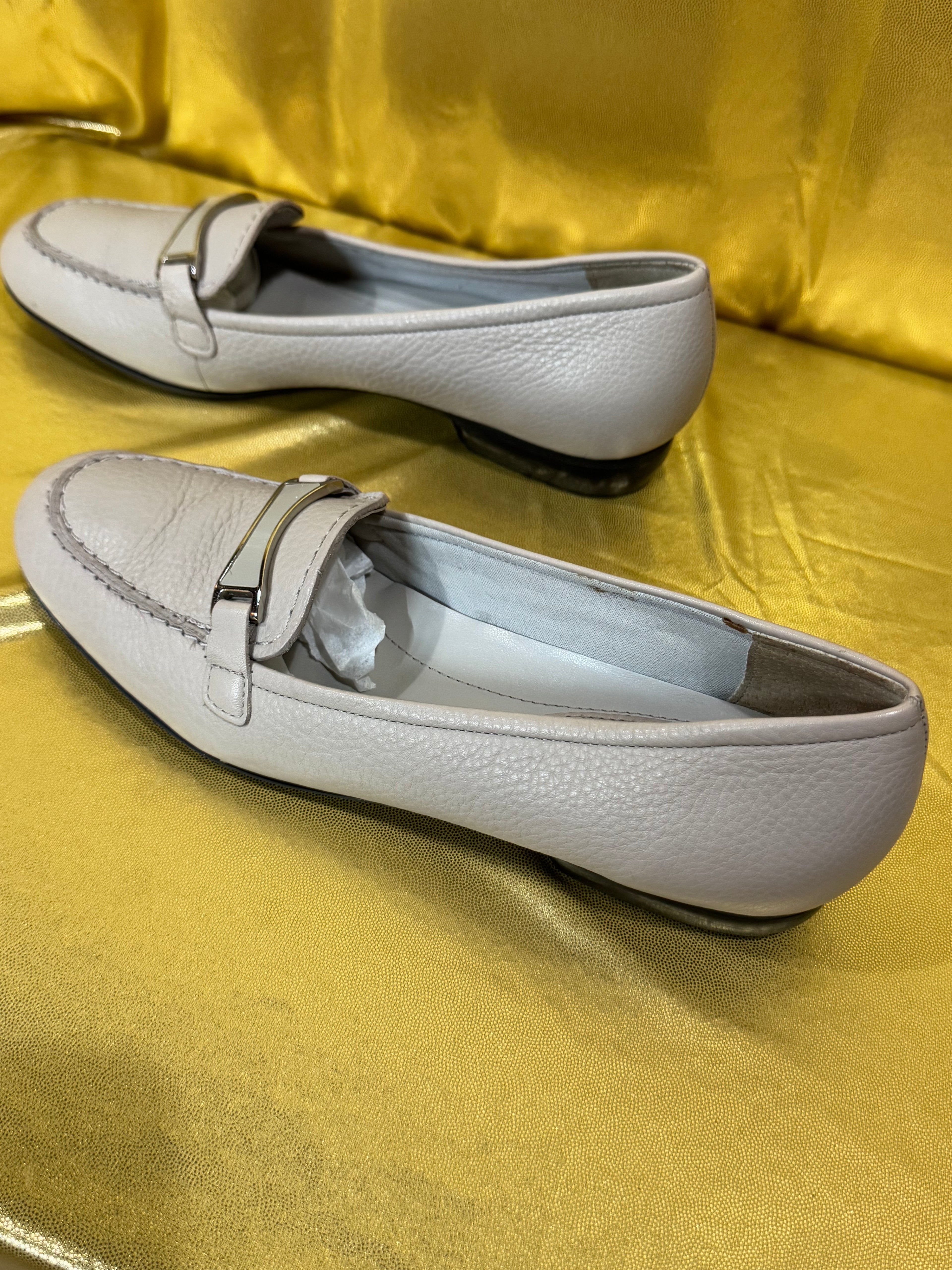 Trotters Reagan Beige Pebbled Leather Loafers Size 8.5 N New