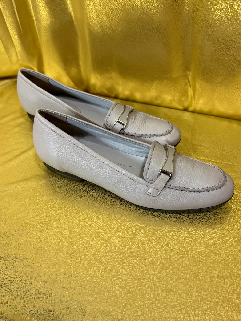 Trotters Reagan Beige Pebbled Leather Loafers Size 8.5 N New