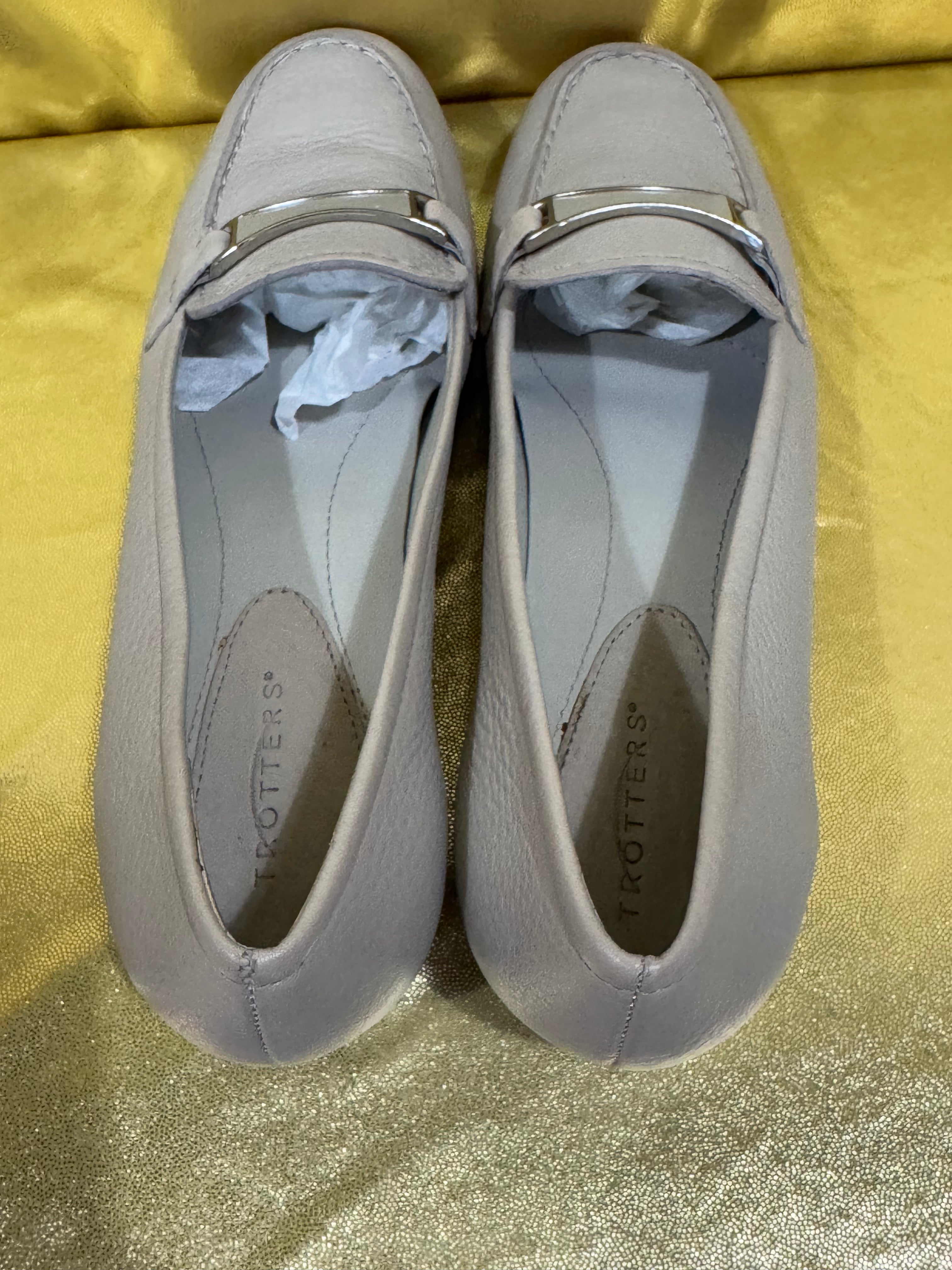 Trotters Reagan Beige Pebbled Leather Loafers Size 8.5 N New
