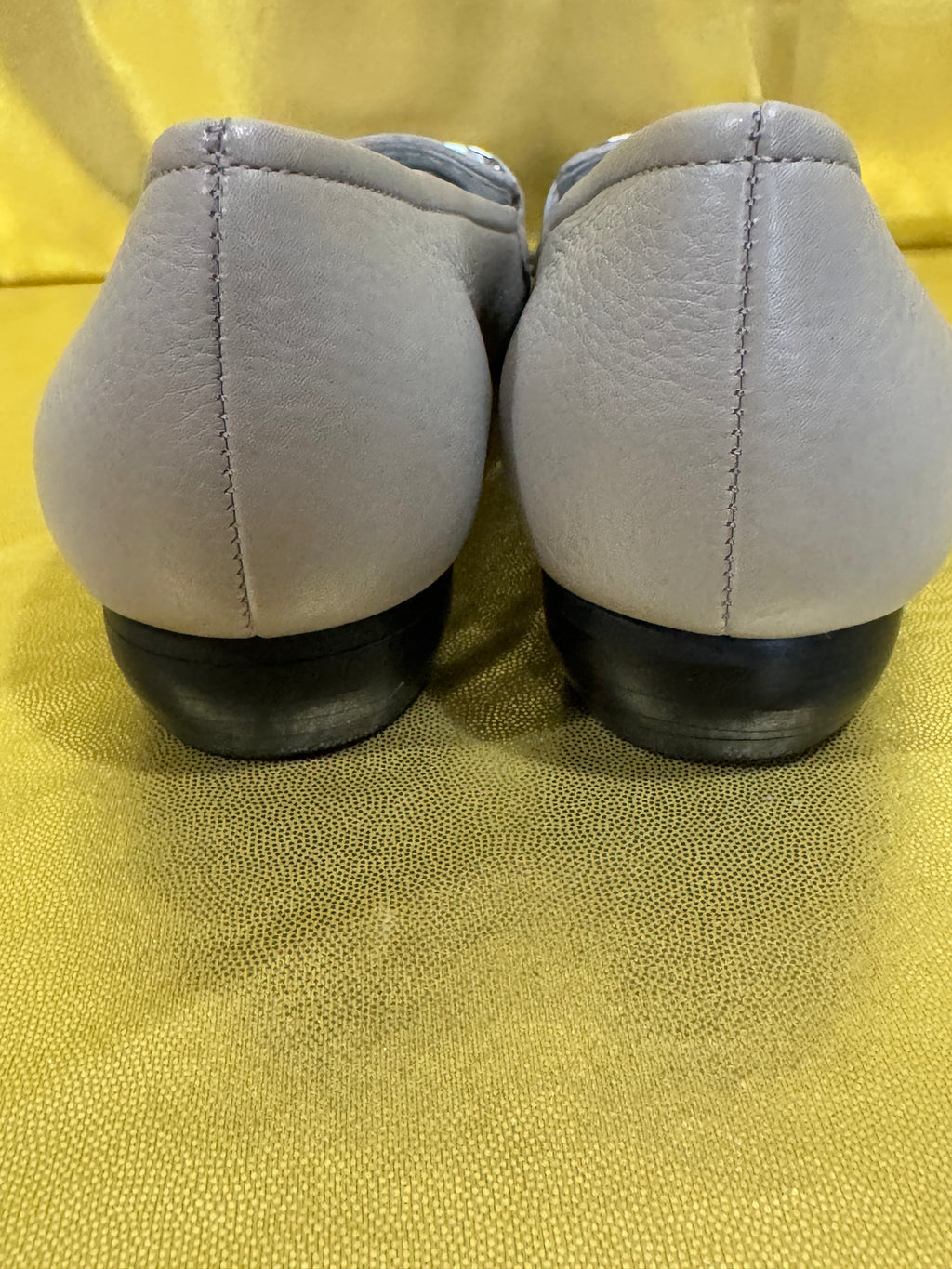 Trotters Reagan Beige Pebbled Leather Loafers Size 8.5 N New