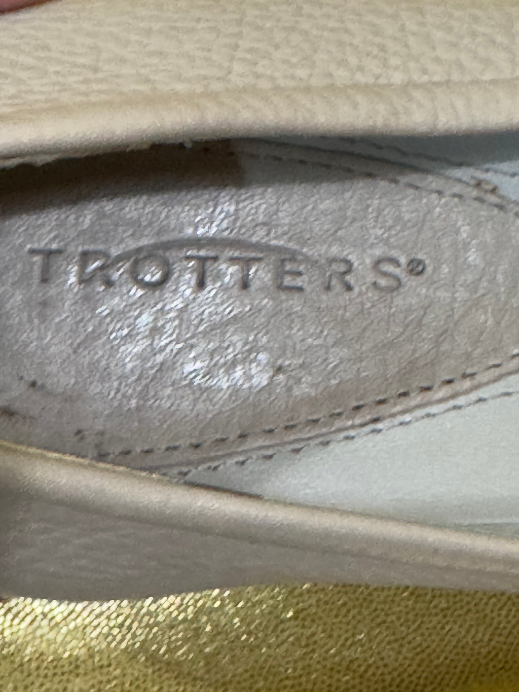 Trotters Reagan Beige Pebbled Leather Loafers Size 8.5 N New