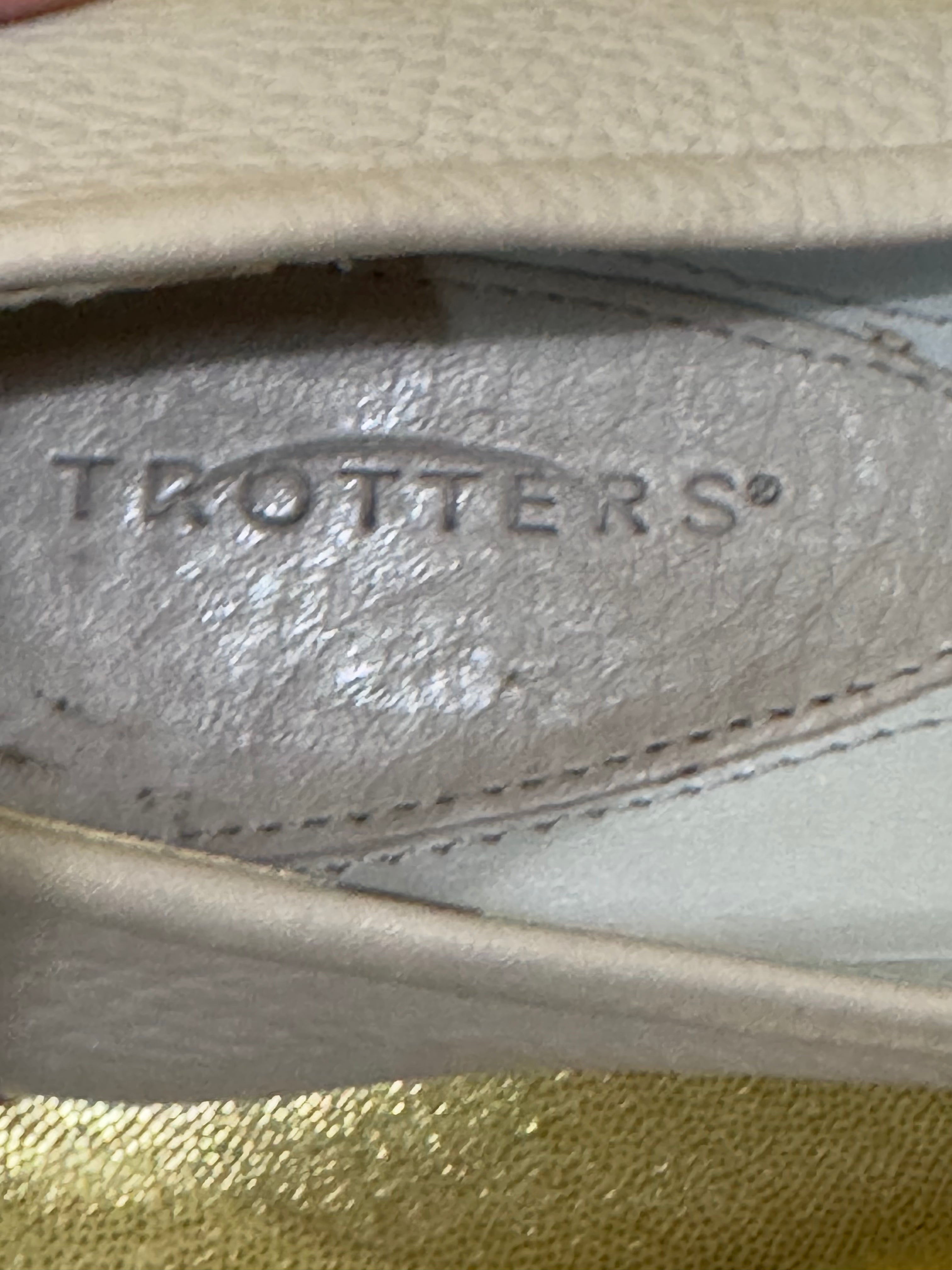 Trotters Reagan Beige Pebbled Leather Loafers Size 8.5 N New