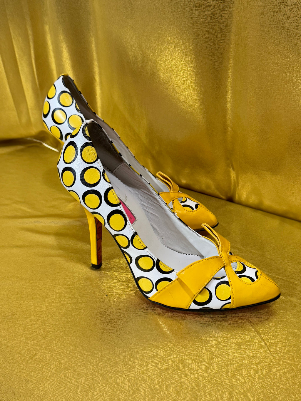 Vintage Betsey Johnson Yellow Polka Dot Patent Bow Heels - Size 7.5 M New