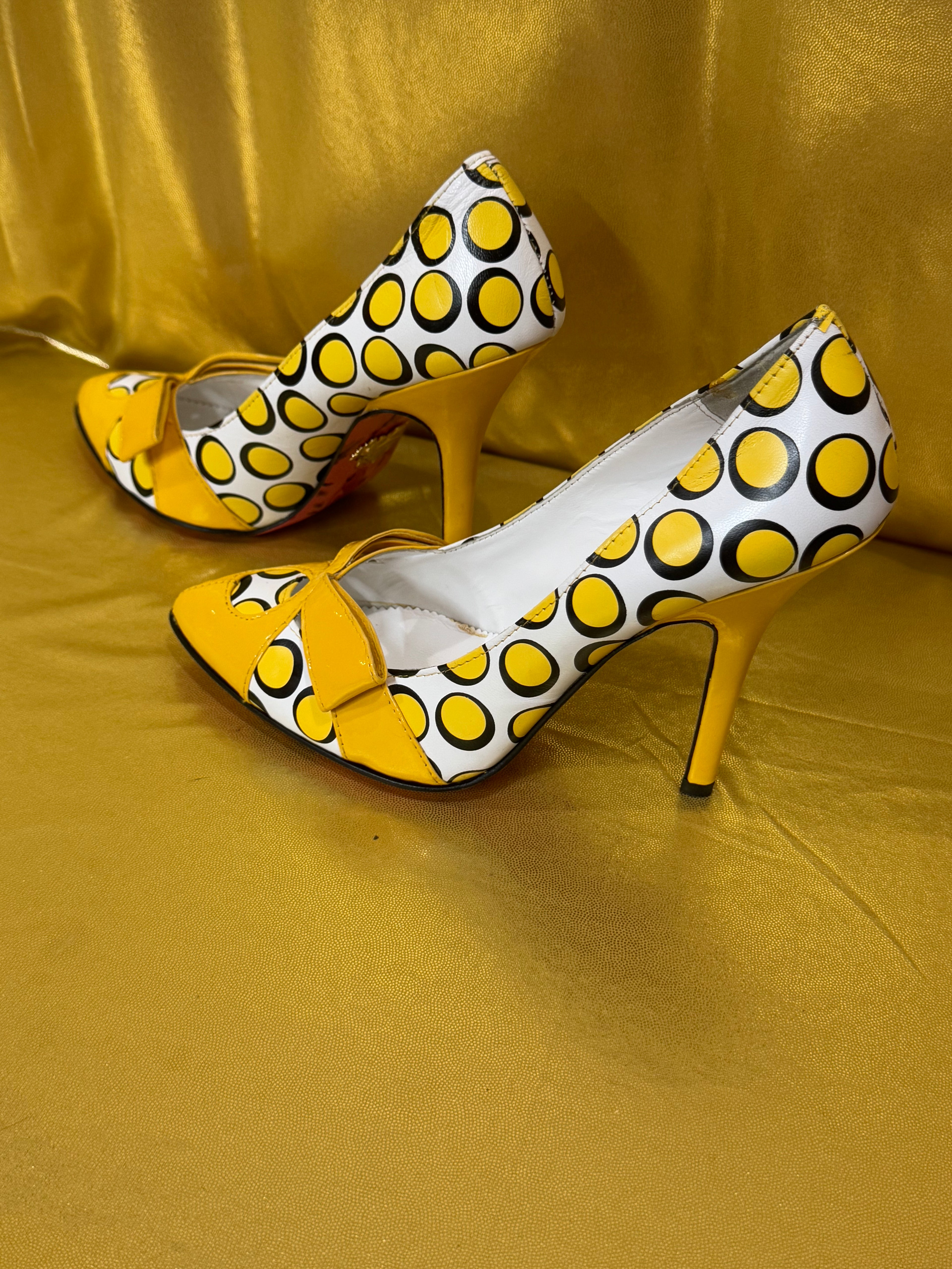 Vintage Betsey Johnson Yellow Polka Dot Patent Bow Heels - Size 7.5 M New