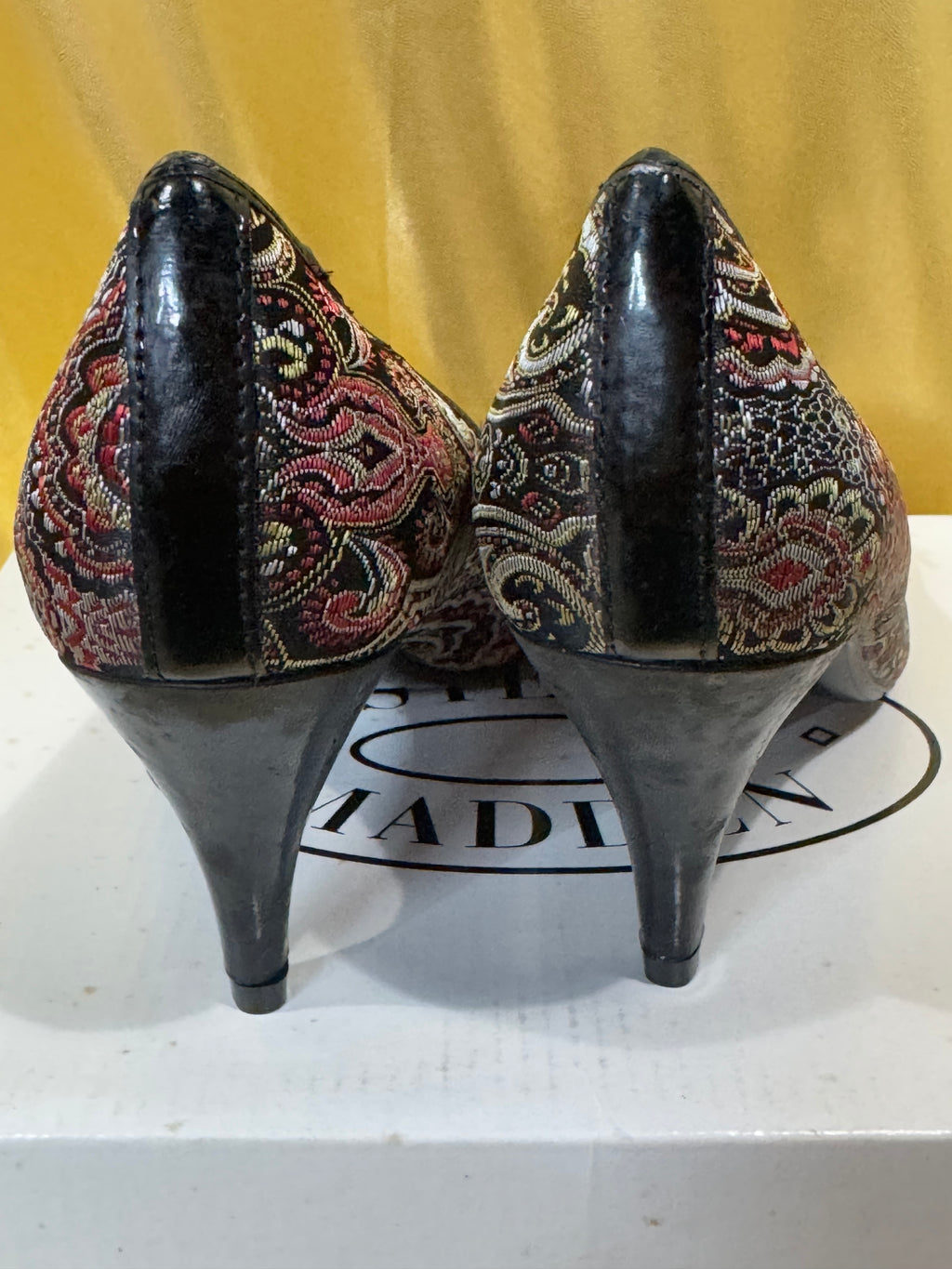 NIB Vintage Steve Madden Leilani Paisley Peep-Toe Pumps Size 7.5