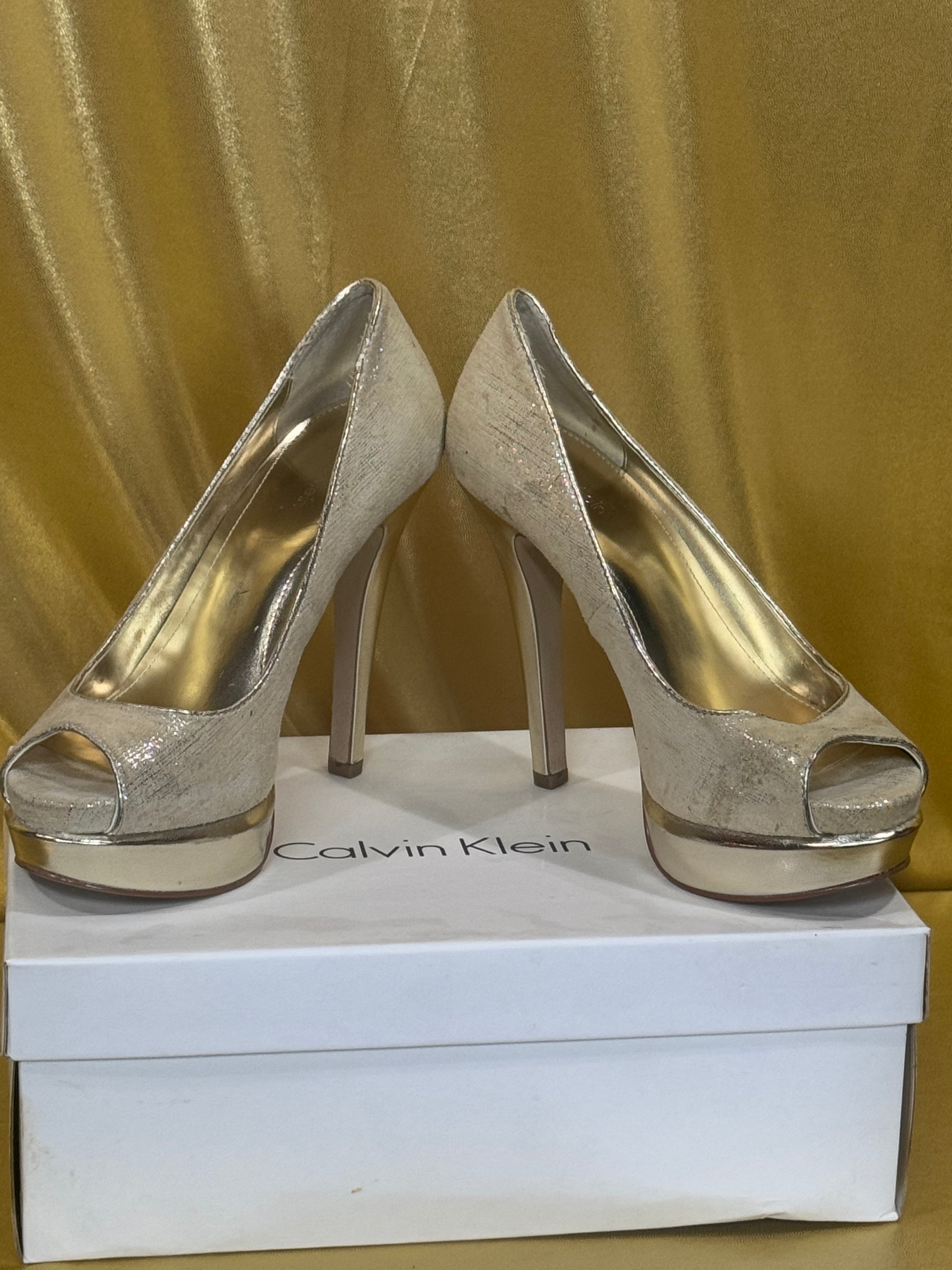 NIB Calvin Klein Arielle Platinum Metallic Platform Peep-Toe Pumps Heels - Sz 7M