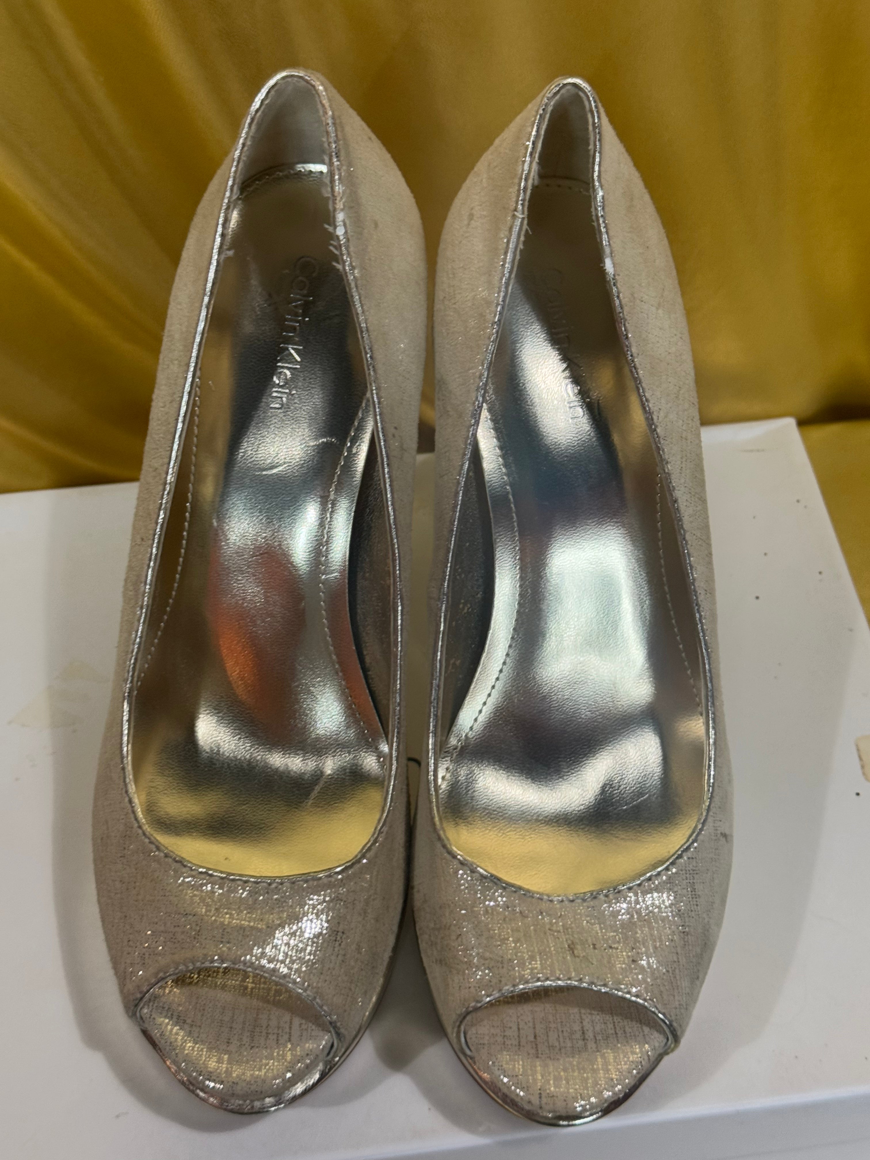 NIB Calvin Klein Arielle Platinum Metallic Platform Peep-Toe Pumps Heels - Sz 7M