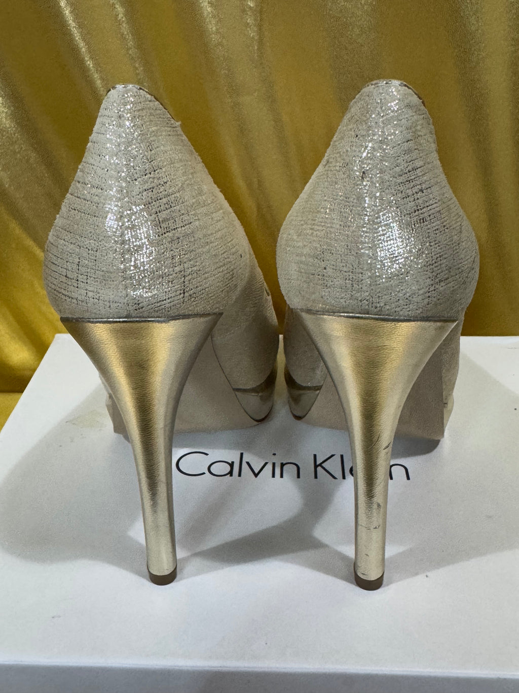 NIB Calvin Klein Arielle Platinum Metallic Platform Peep-Toe Pumps Heels - Sz 7M