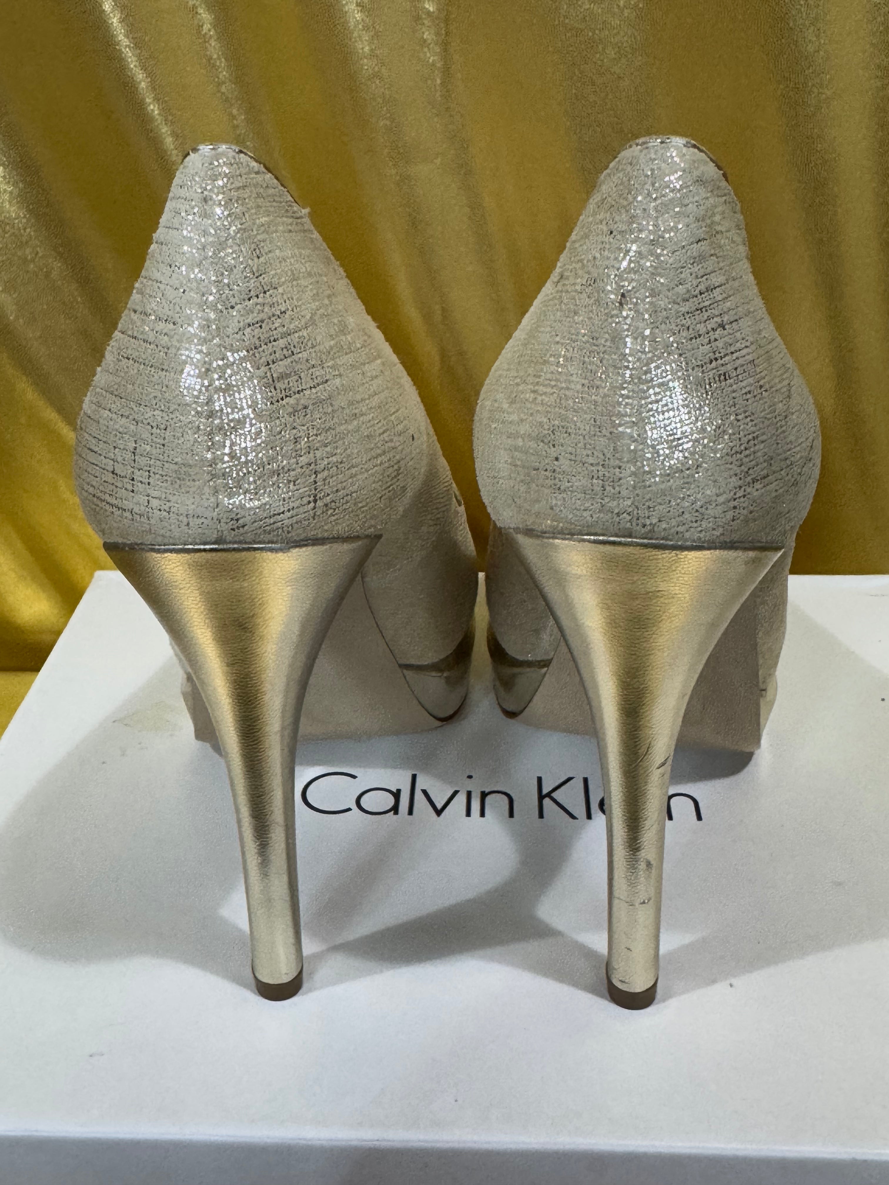 NIB Calvin Klein Arielle Platinum Metallic Platform Peep-Toe Pumps Heels - Sz 7M