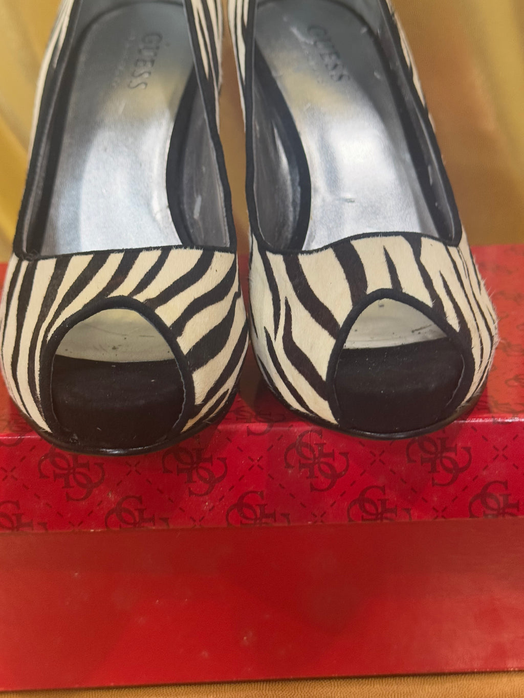 Guess by Marciano Mallory Ann Zebra Peep Toe Pump Size 6.5 NIB