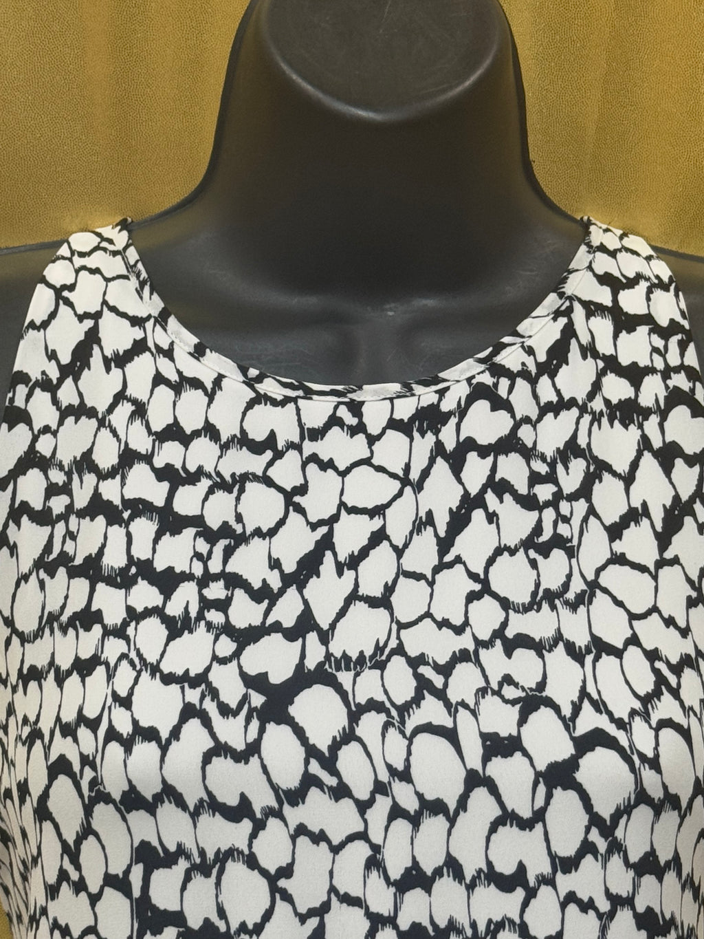 DALIA Black & White Pebble Print Split Back Tank Top - Size M - Zipper Neck