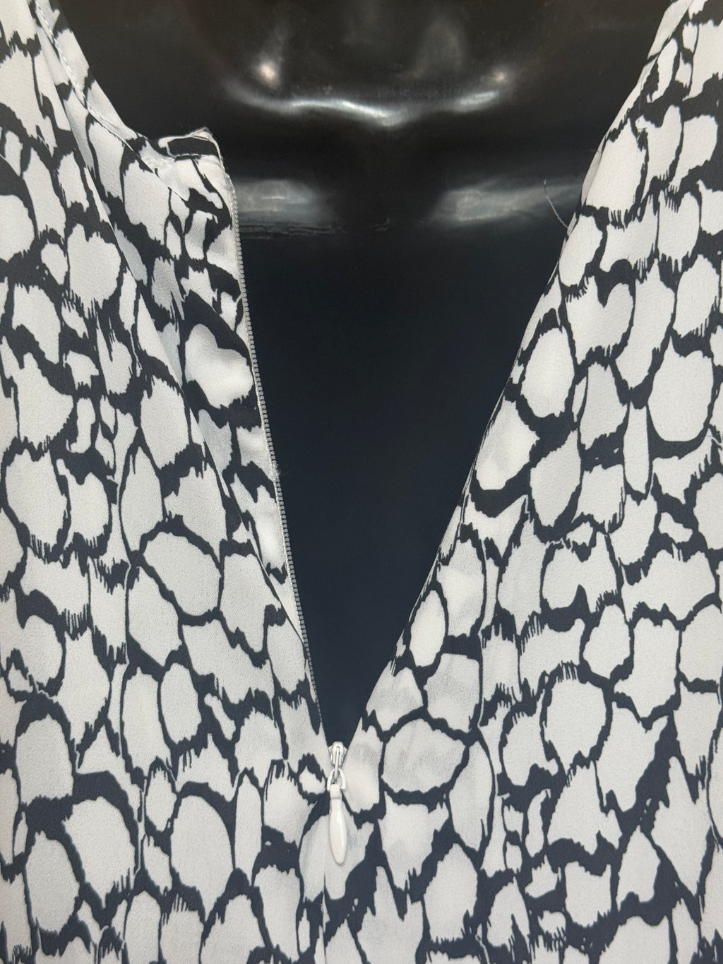 DALIA Black & White Pebble Print Split Back Tank Top - Size M - Zipper Neck