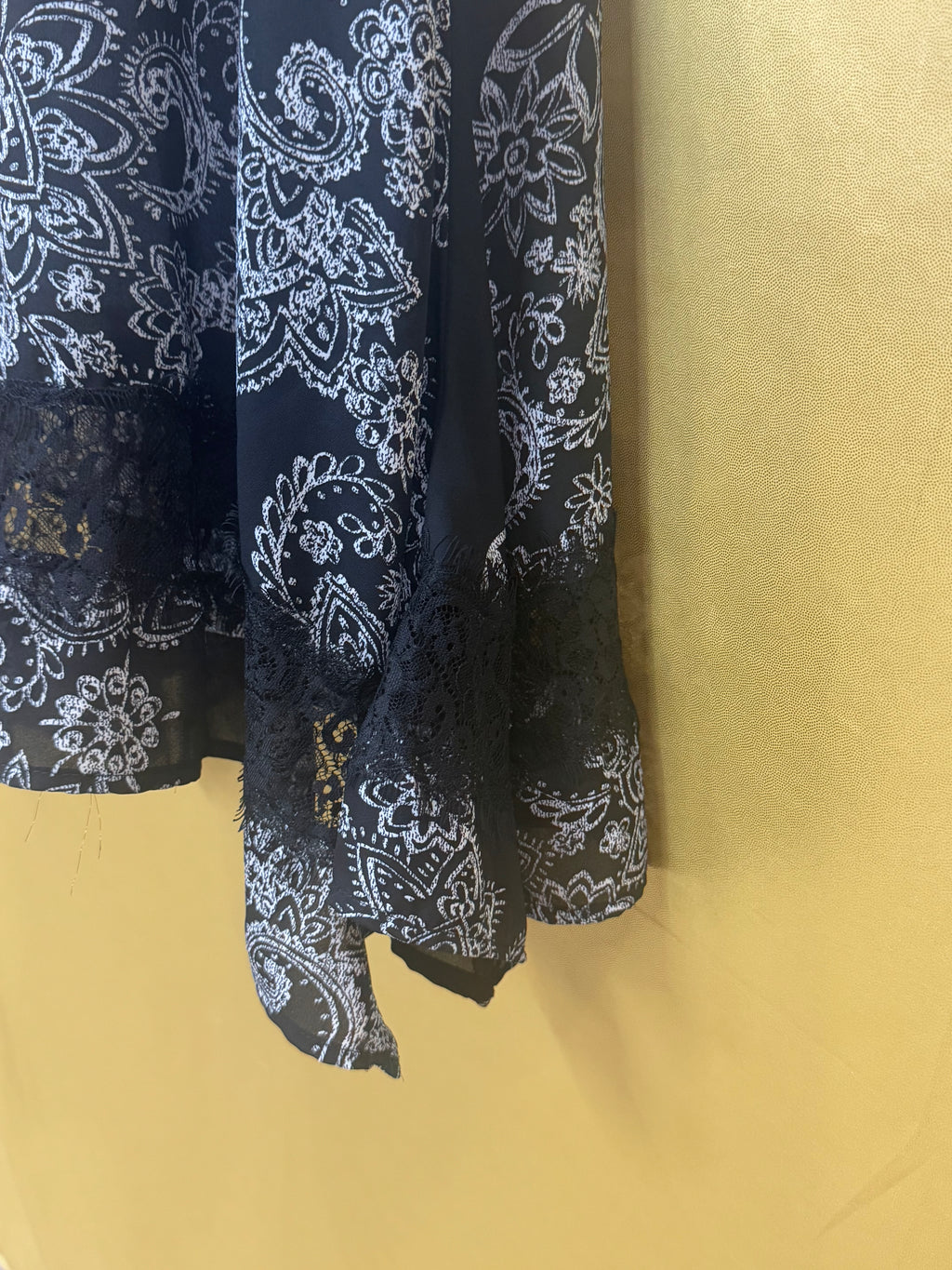 Paper Crane Black Paisley Lace Hem Tank Top Blouse - Medium