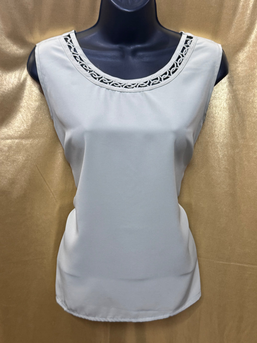 VOIR Collection Mint Green Sleeveless Blouse Medium Embellished Neckline