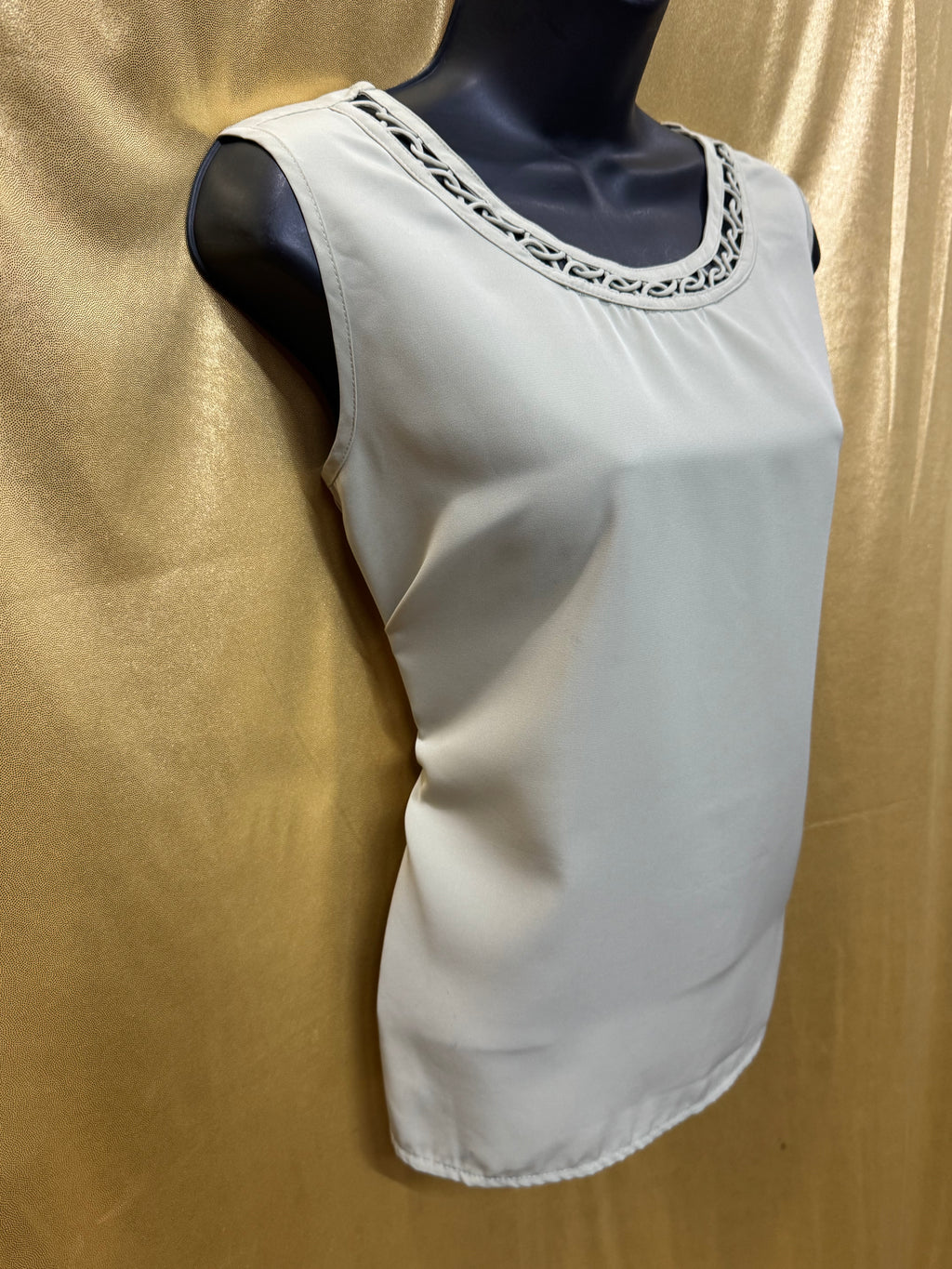 VOIR Collection Mint Green Sleeveless Blouse Medium Embellished Neckline