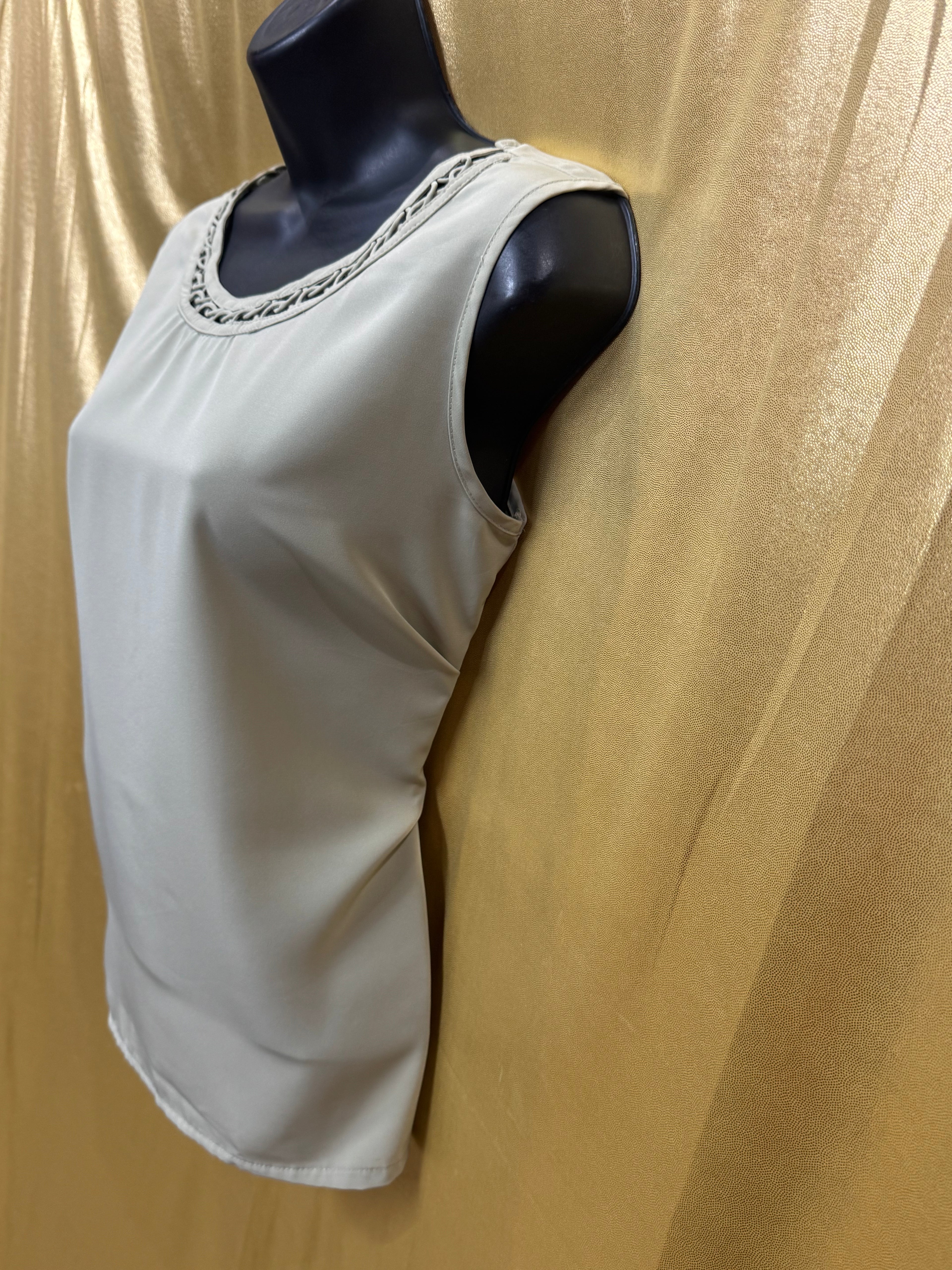 VOIR Collection Mint Green Sleeveless Blouse Medium Embellished Neckline
