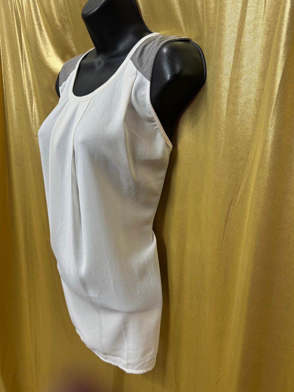 RO & DE White Pleated Sleeveless Blouse | Faux Leather Accent | Size M