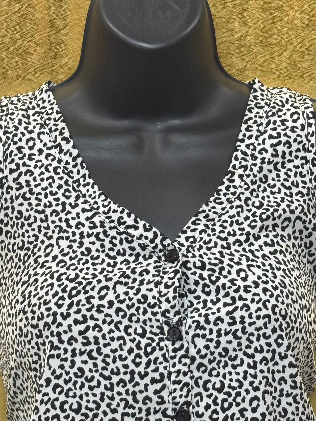 Soprano Leopard Print Sleeveless V-Neck Button-Up Blouse XL