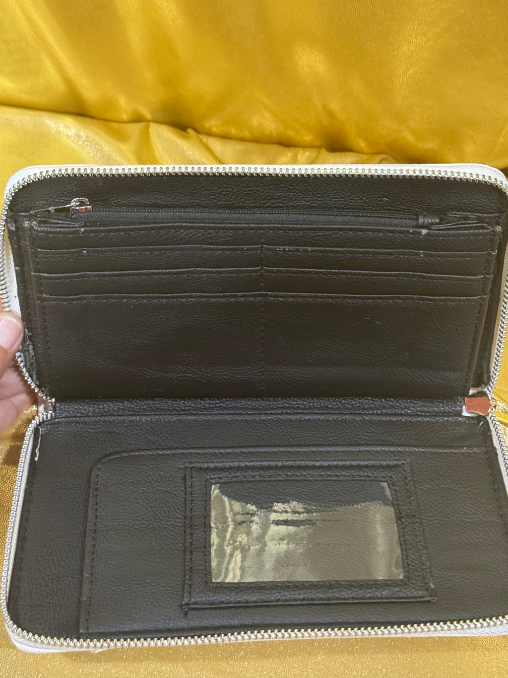 Betsey Johnson White Bow Zippered Wristlet Clutch