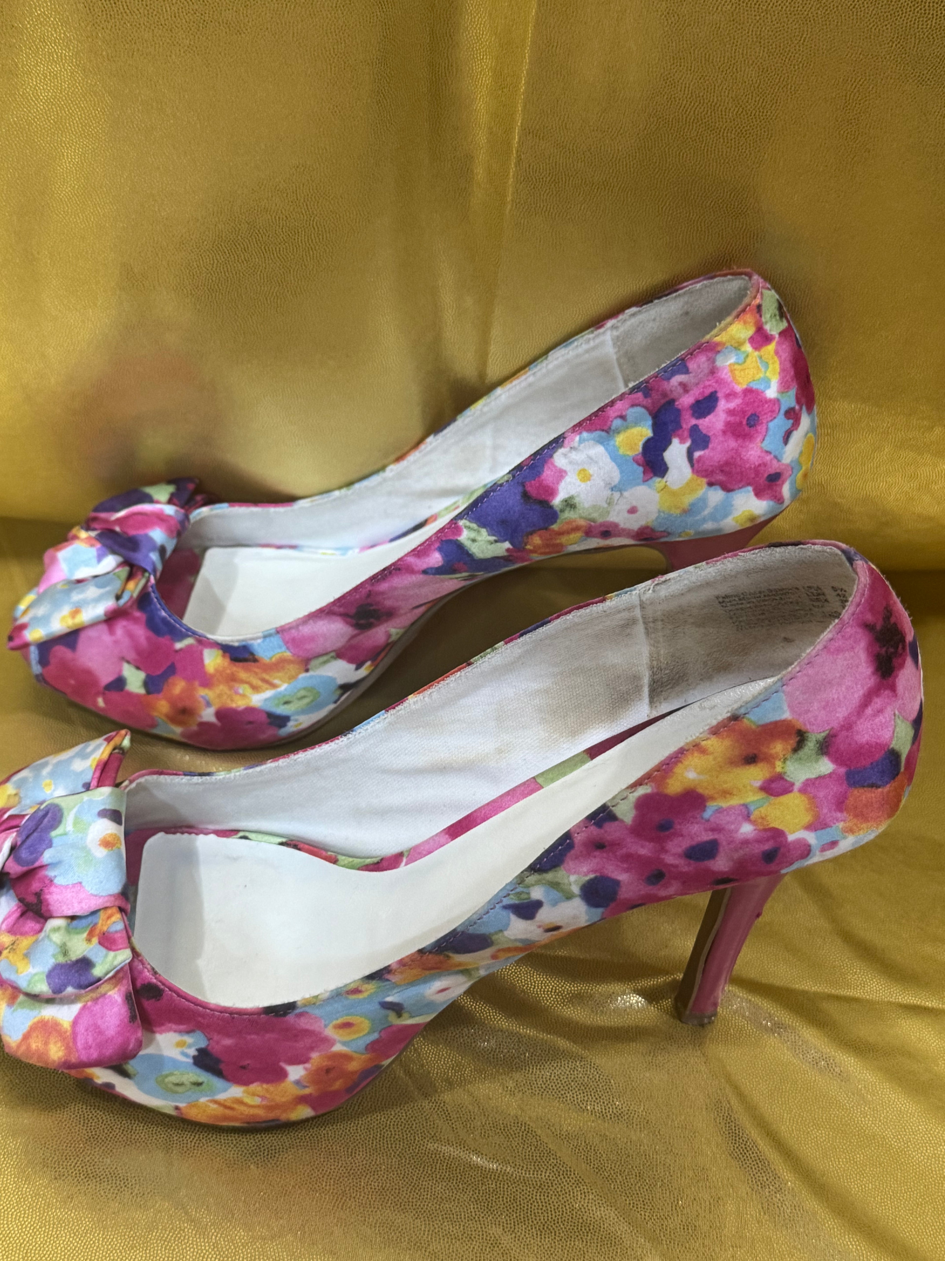 Fioni Floral Peep-Toe Platform Heels with Bow Detail – Size 9.5